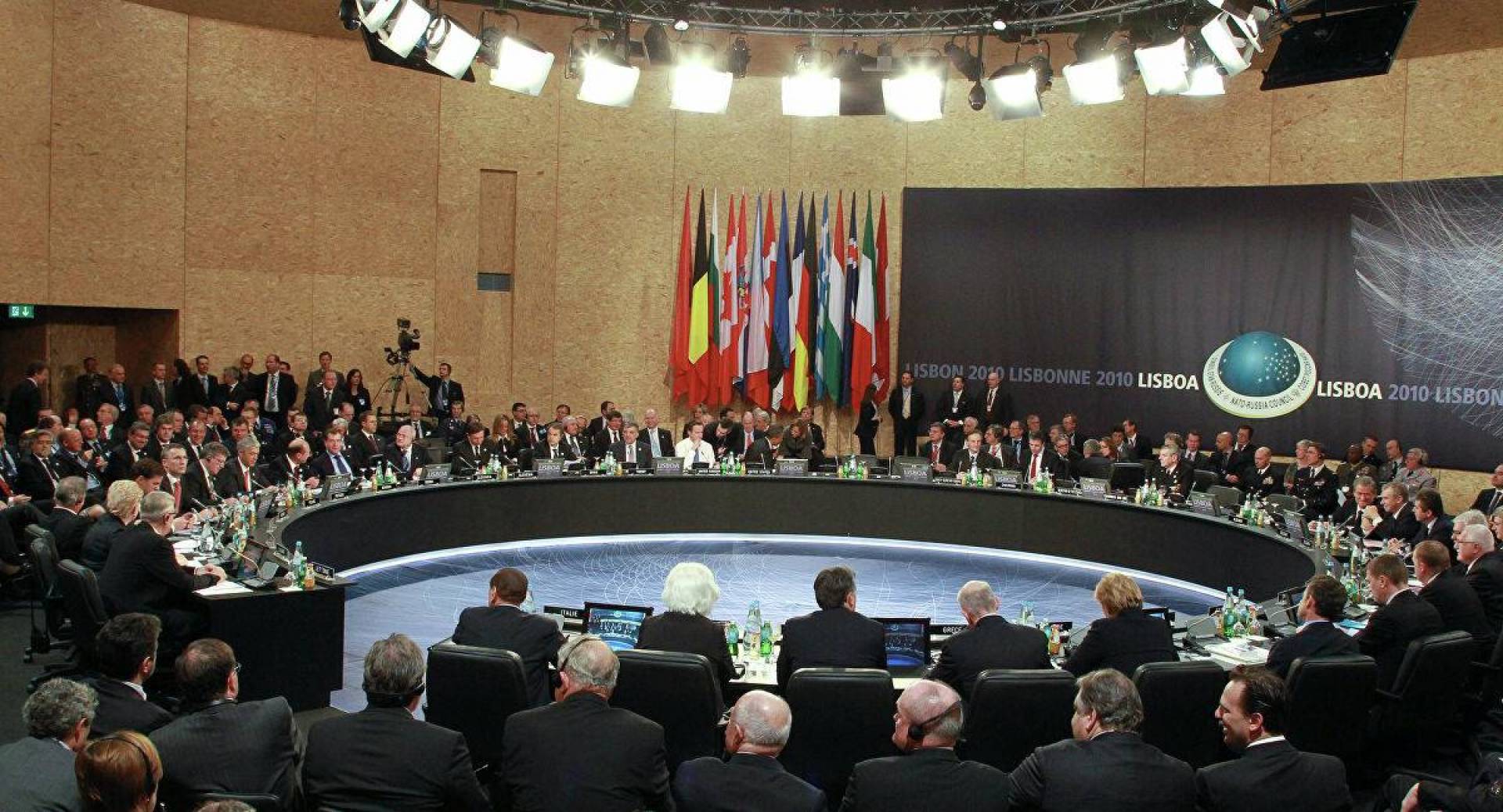 Нато осудила. Саммит Россия НАТО 2010. Саммит НАТО В Лиссабоне 2010. Совет Россия НАТО. НАТО В 2010 году.