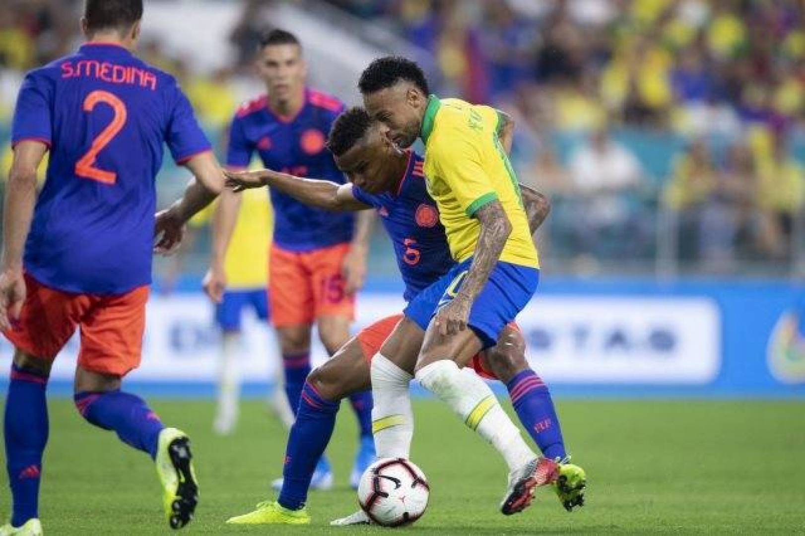 القنوات الناقلة لمباراة البرازيل وكولومبيا في تصفيات كأس العالم الليلة