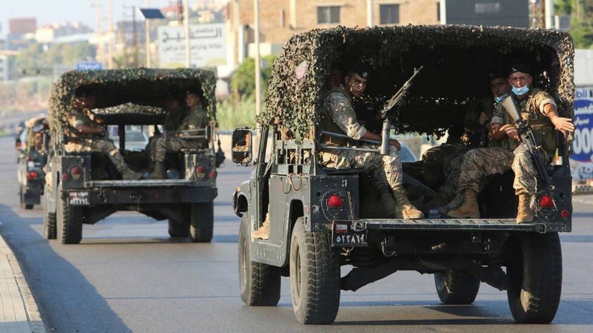 الجيش اللبناني يطلب اخلاء الشوارع ويهدد بإطلاق النار على أي مسلح