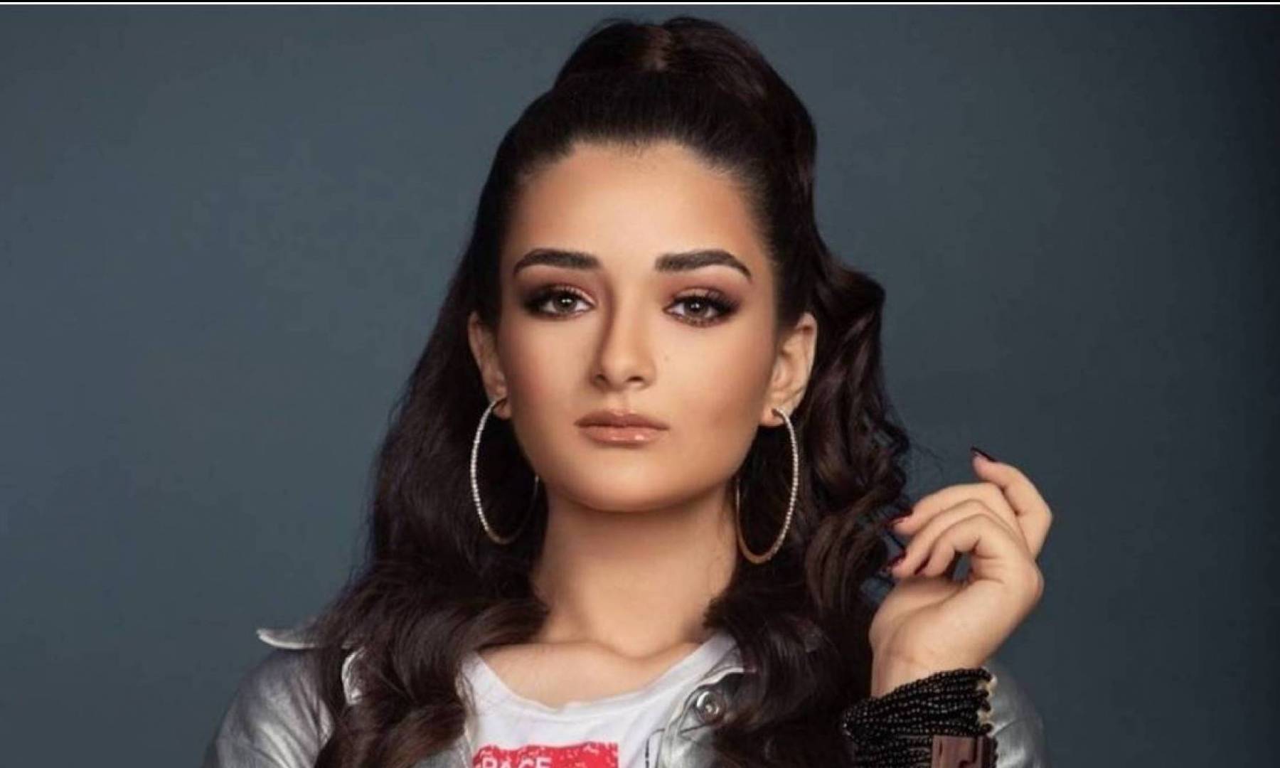 ملك أحمد زاهر بـ إطلالة أنثوية في أحدث جلسة تصوير
