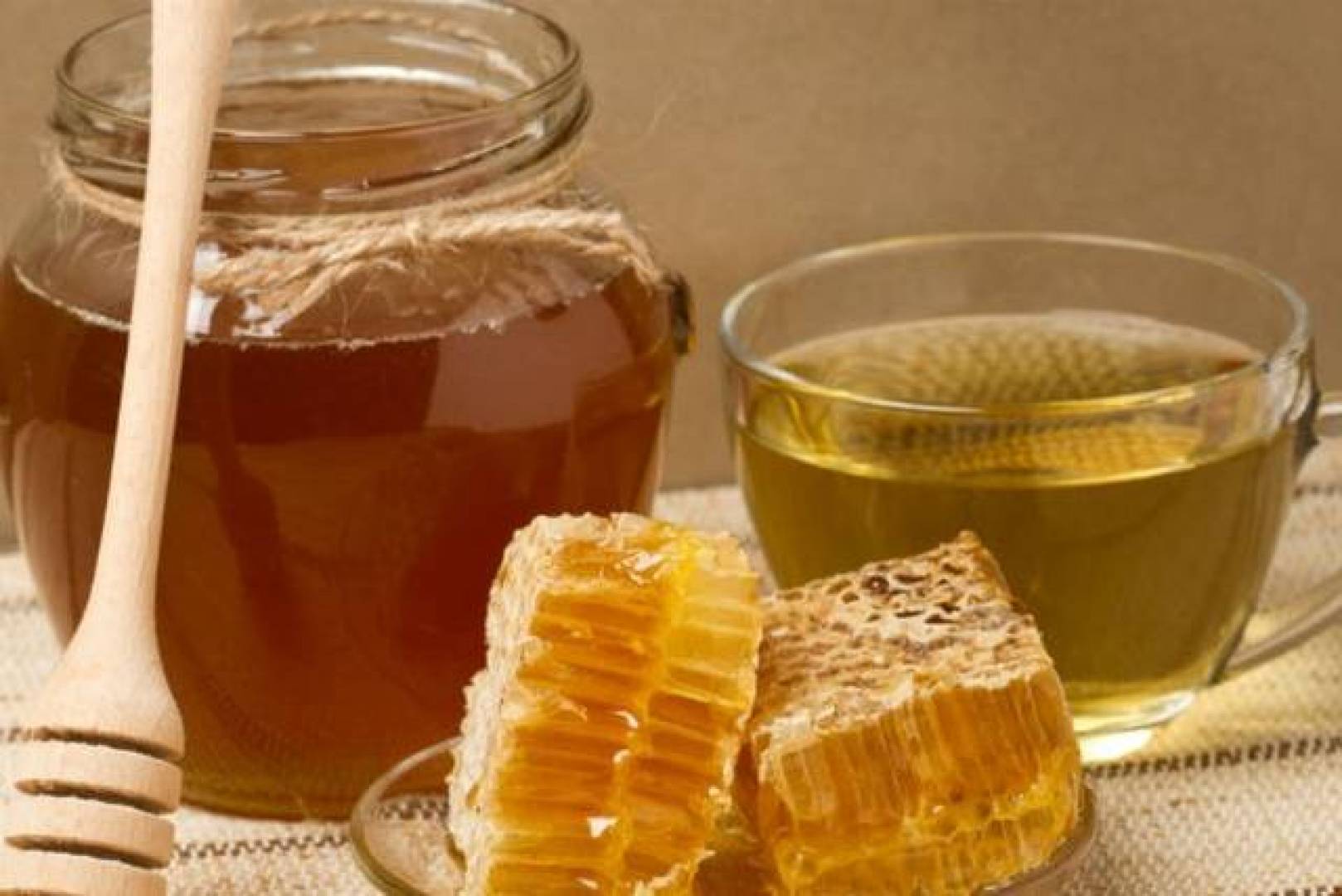 خمس فوائد لشرب الماء الدافئ مع العسل 