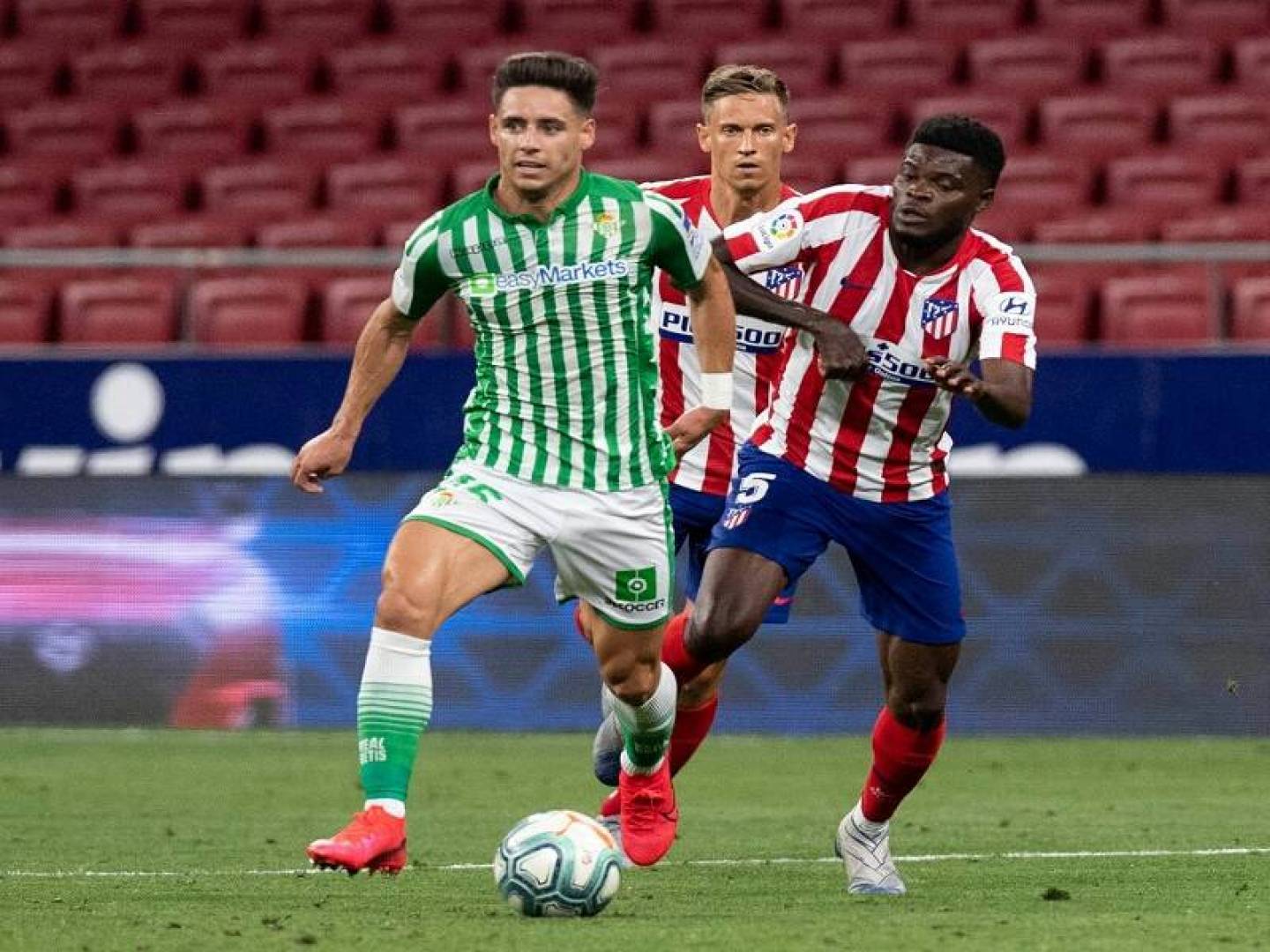 القنوات الناقلة لمباراة أتلتيكو مدريد وضيفه ريال بيتيس في الدوري الإسباني الممتاز لكرة القدم 