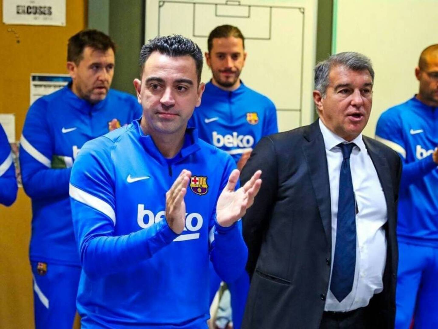 شاهد بالصور اللقاء الأول بين المدرب تشافي هيرنانديز ولاعبي برشلونة في غرفة تبديل الملابس 