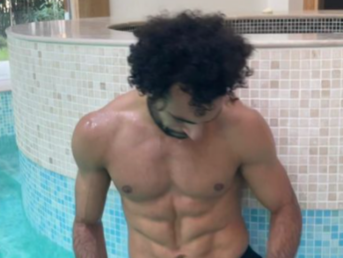 محمد صلاح في حوض السباحة بعد الفوز والتأهل للدور الثاني من دوري أبطال أوروبا 