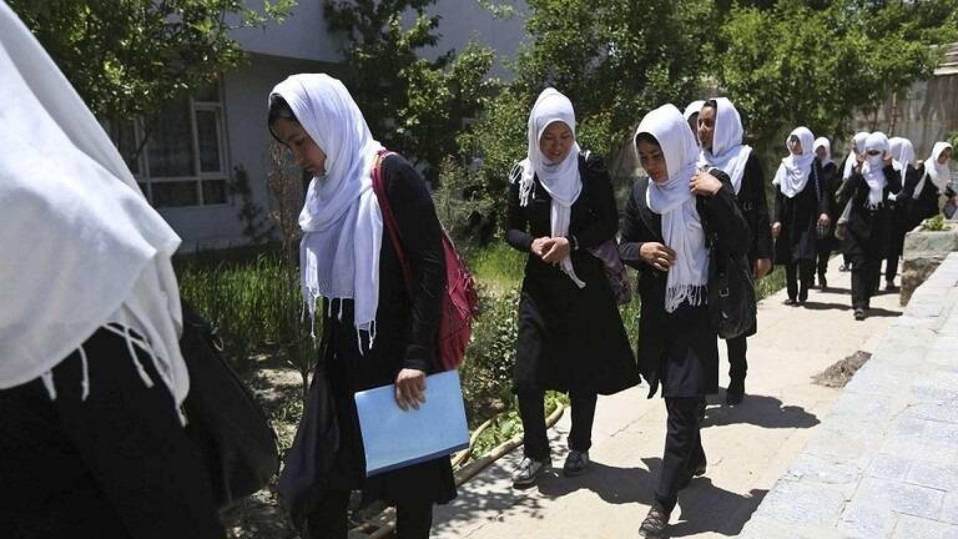 طالبان تعلن عن قرب السماح للفتيات بالعودة إلى المدرسة وتدعو الغرب إلى المساعدة