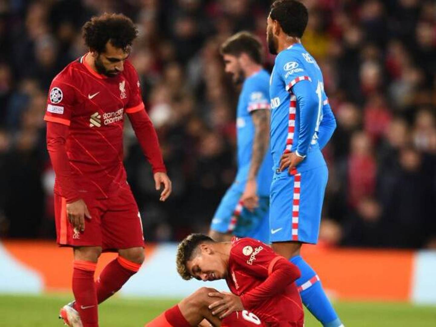 الإصابة تبعد المهاجم البرازيلي فيرمينيو عن نادي ليفربول لمدة غير محددة