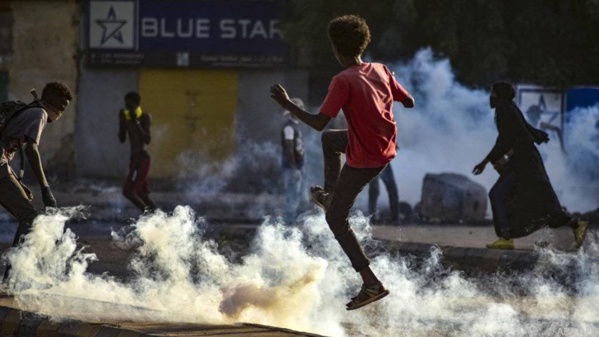 فرنسا: الانقلاب جعلنا نعيد النظر في إلغاء ديون فرنسية مستحقة على الخرطوم