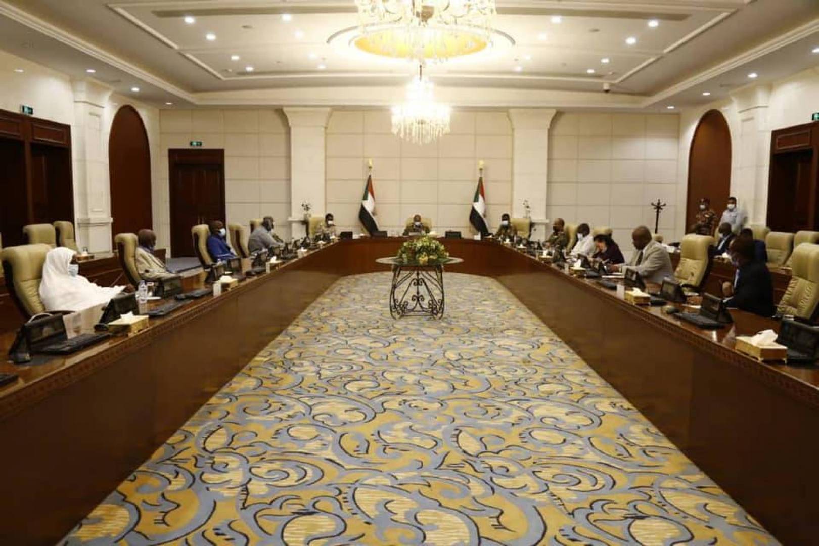 مجلس السيادة السوداني الجديد يتعهد بتشكيل حكومة مدنية خلال أيام