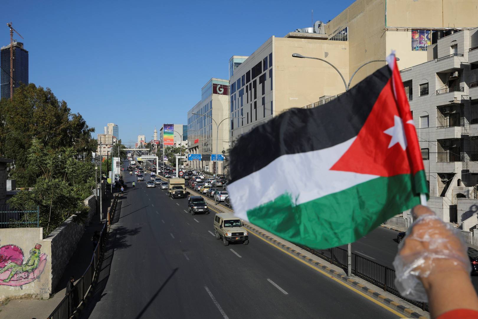 الأردنيون يتظاهرون رفضاً لتوقيع 