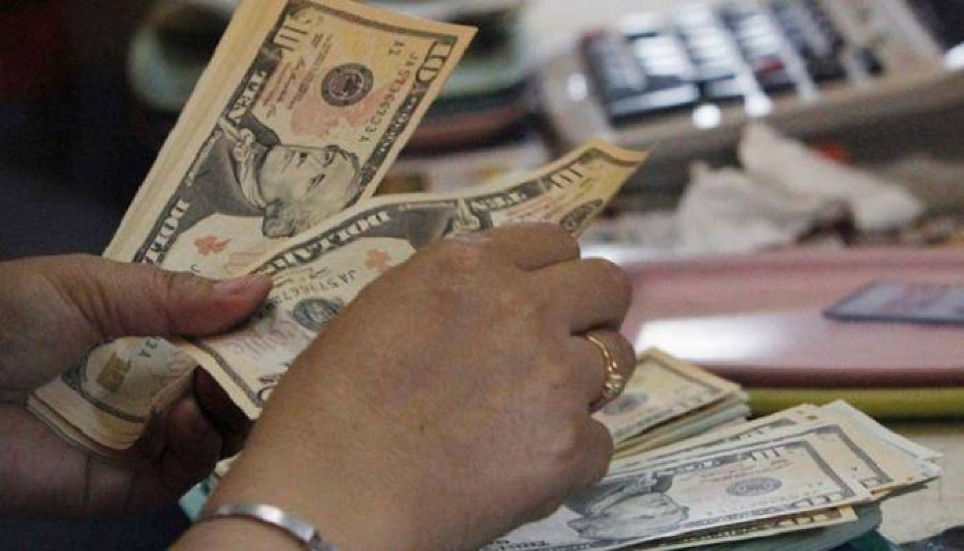 انخفاض سعر الدولار في اليمن .. سعر الدولار في السوق السوداء