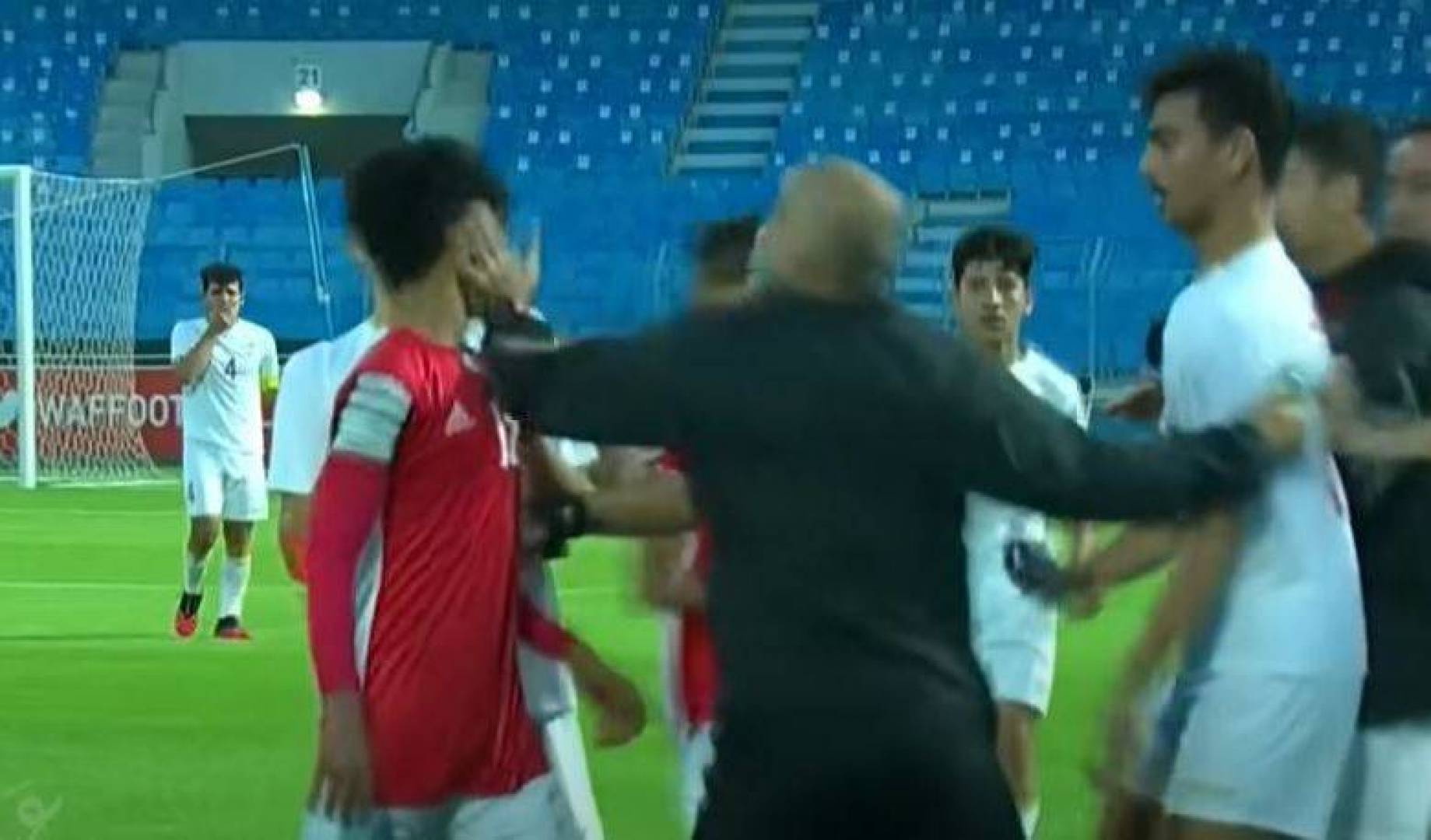 بالفيديو مدرب سوري يعتدي على لاعب يمني وبعثة سورية تعتذر وتعاقب المدرب 