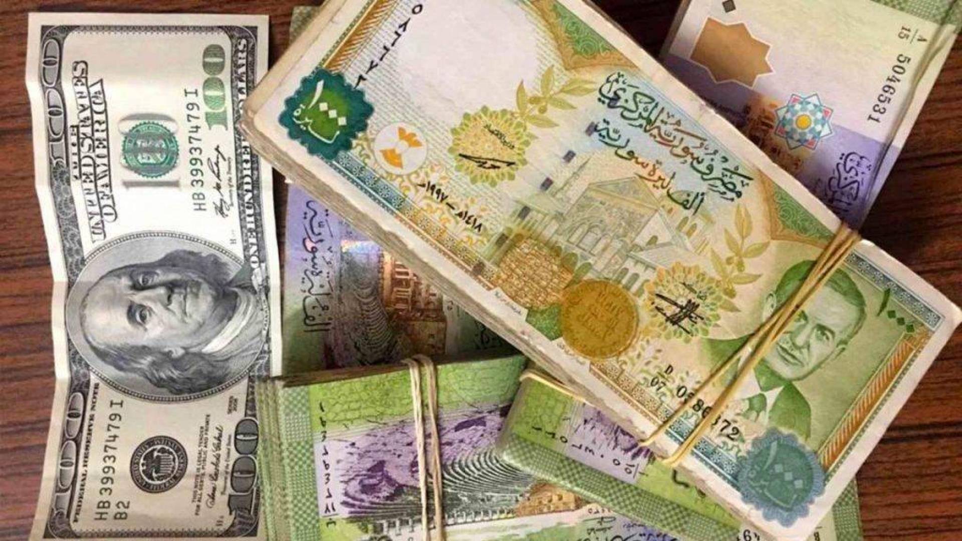 ارتفاع سعر الدولار في سوريا .. بالتزامن مع تفاوت أسعار العملات في السوق السوداء
