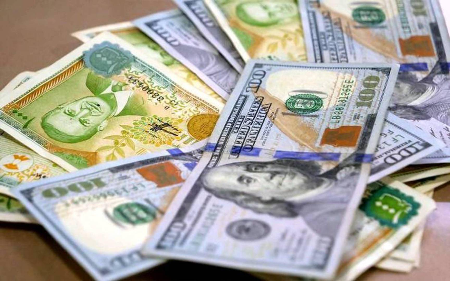 سعر الدولار في سوريا .. ينخفض مقابل تحسن سعر الليرة السورية