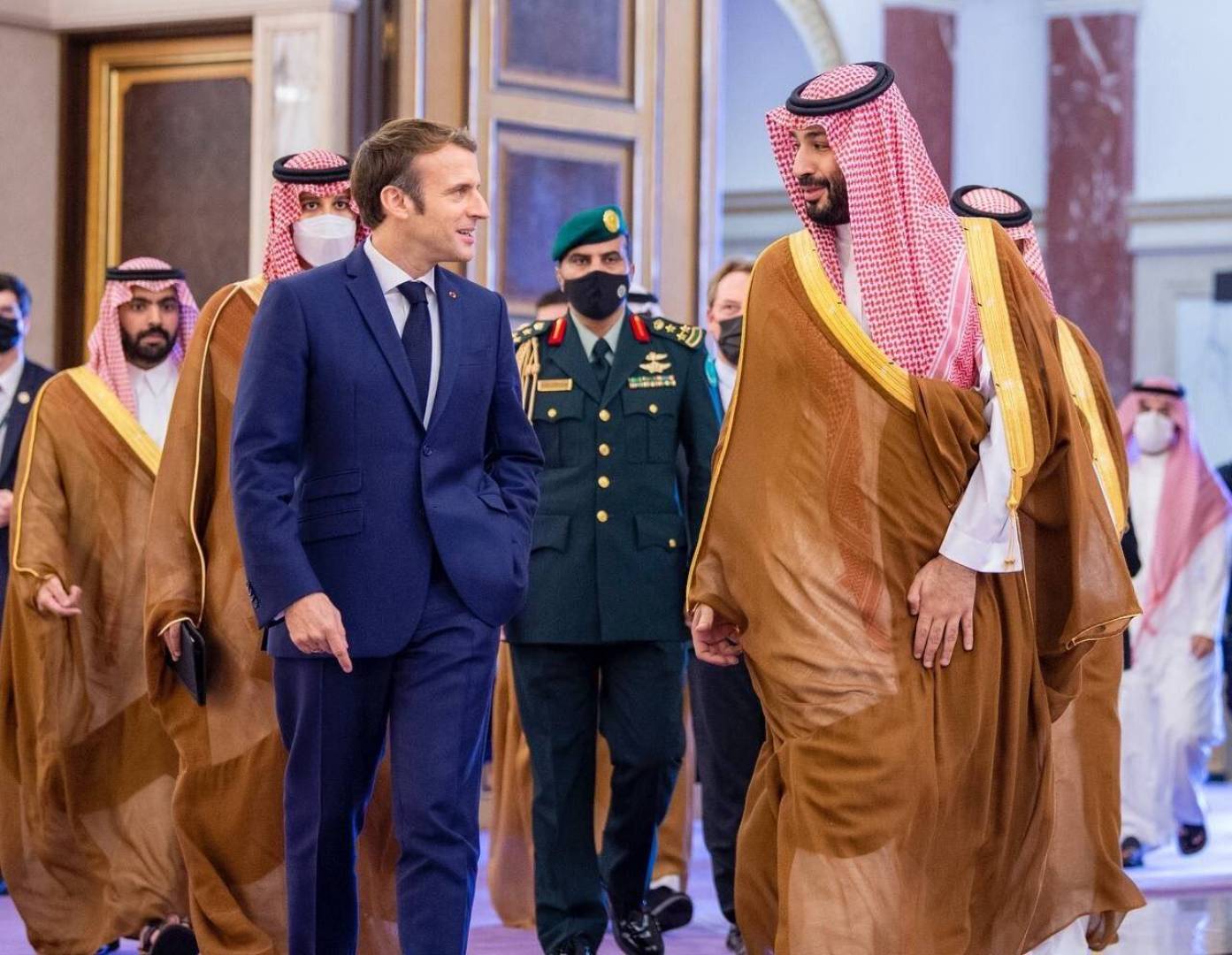 إيمانويل ماكرون وصل إلى السعودية لإجراء محادثات مباشرة مع محمد بن سلمان