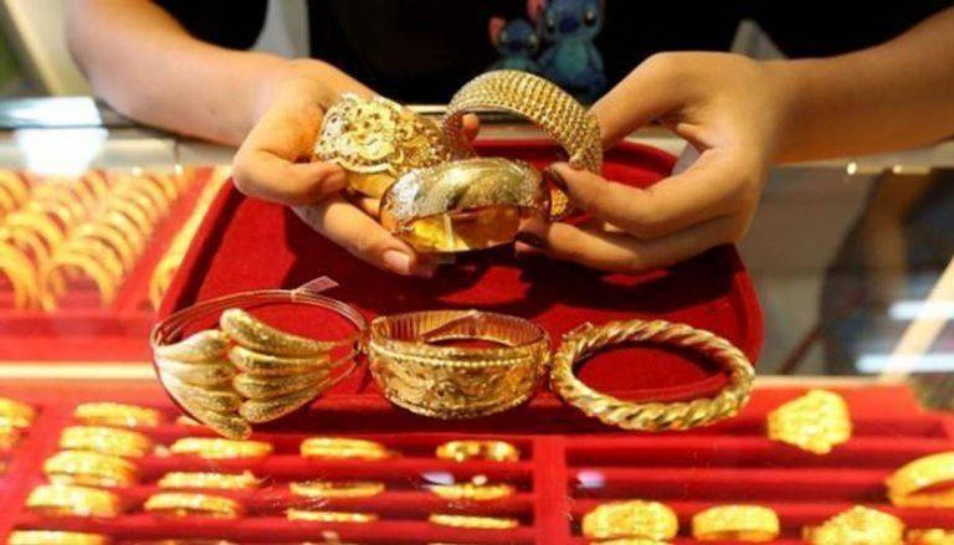 سعر الذهب في قطر .. سعر أونصة الذهب مستقر مقابل الدولار