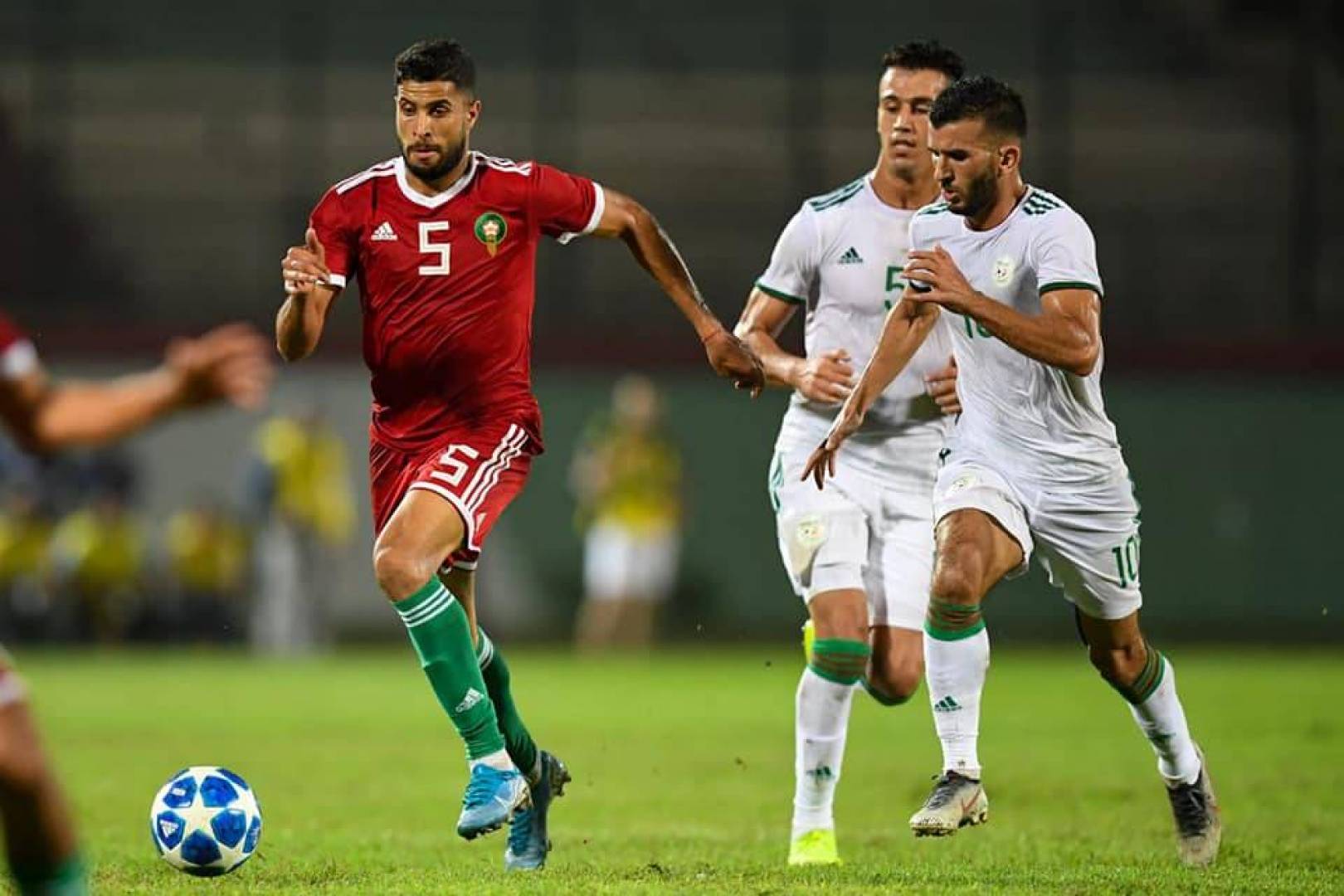 موعد مباراة المغرب والجزائر في ربع نهائي كأس العرب والقنوات الناقلة للمباراة مع ترددها