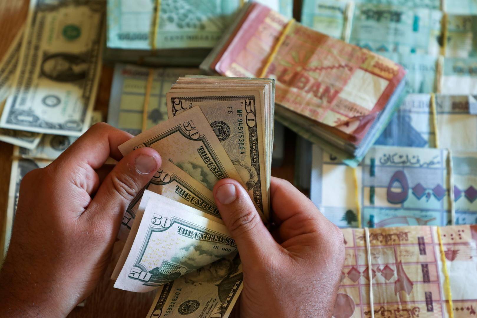 سعر الدولار في لبنان .. انخفاض طفيف وفق مؤشر السوق السوداء