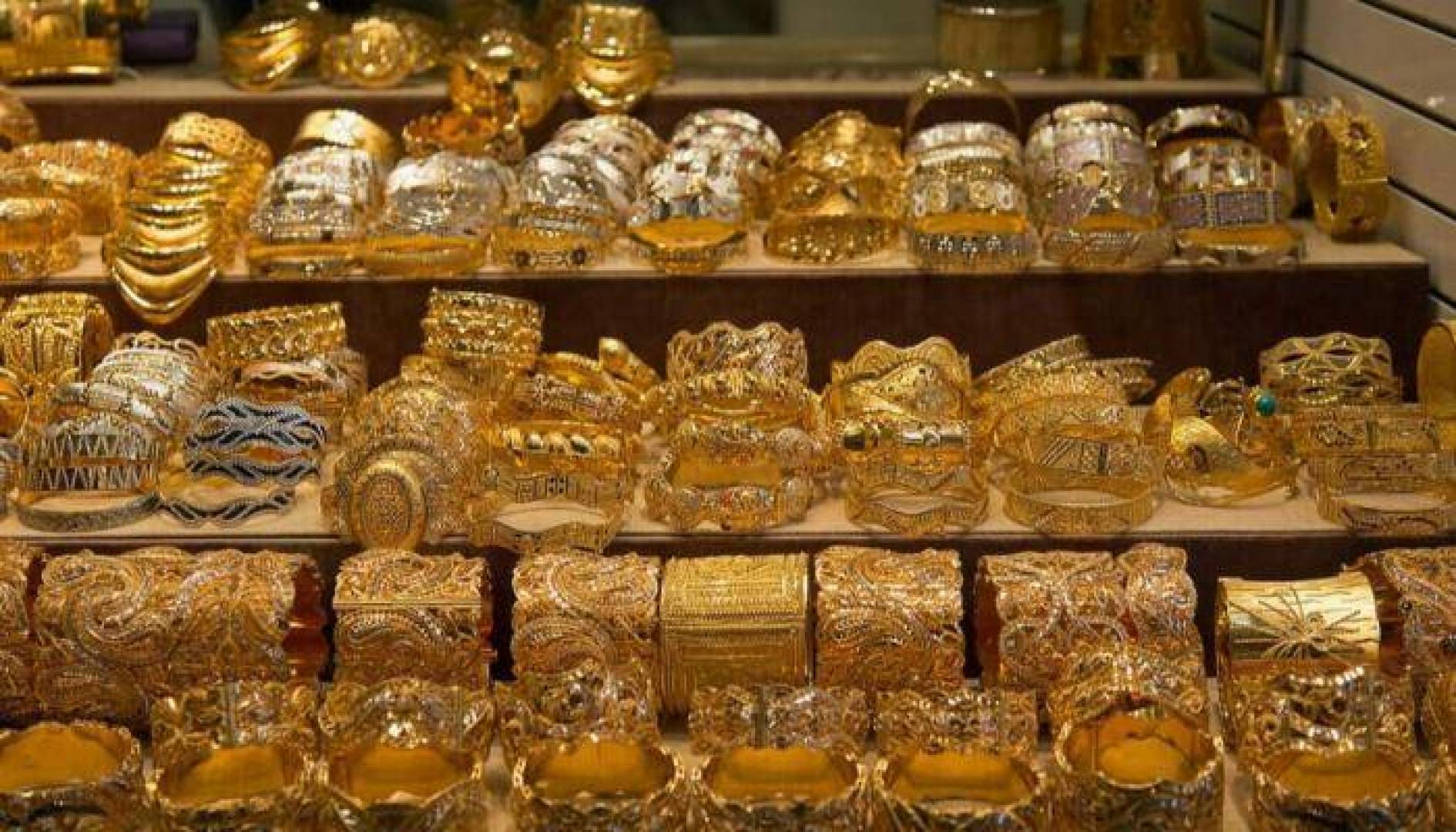 Gold золото отзывы. Золотой рынок Gold Souk. Gold Souk Дубай. Дубайский рынок золота серьги. Серьги Дубайский золотой рынок.