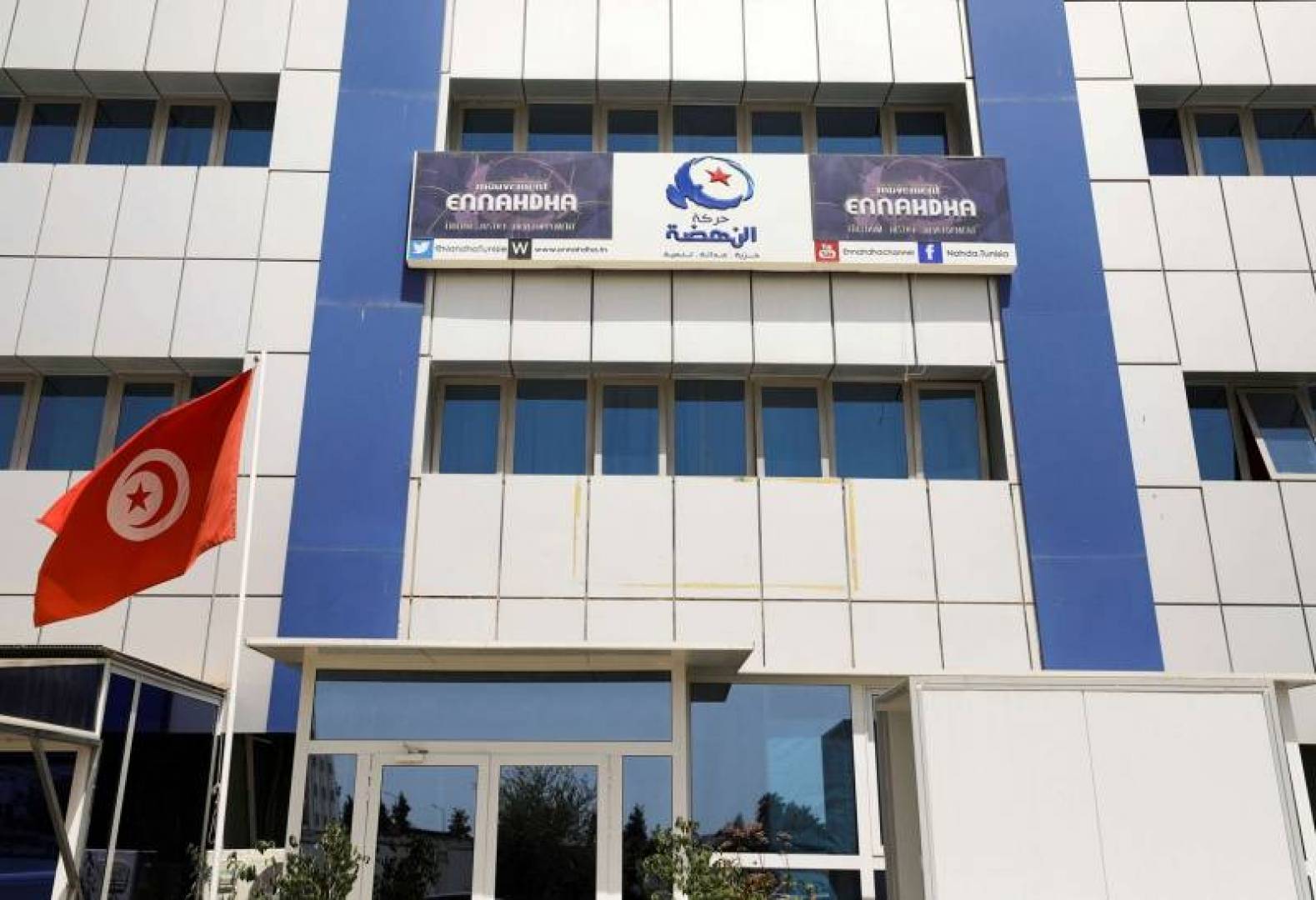 بالفيديو.. حريق ضخم في مقر حركة النهضة في تونس والموظفون يقفزون من النوافذ