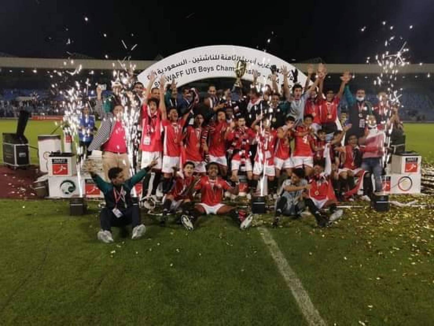 قياديون حوثيون يهنؤون منتخب اليمن بعد الفوز على السعودية والتتويح بكأس غرب آسيا للناشئين بكرة القدم