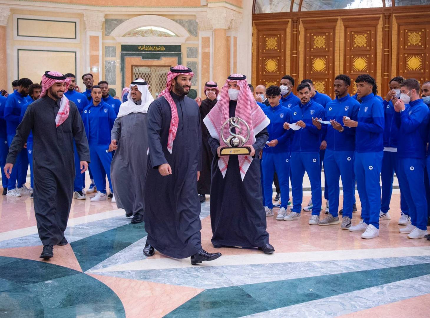 بالصور ولي العهد السعودي يستقبل نادي الهلال ويكرمه بعد التتويج بدوري أبطال آسيا