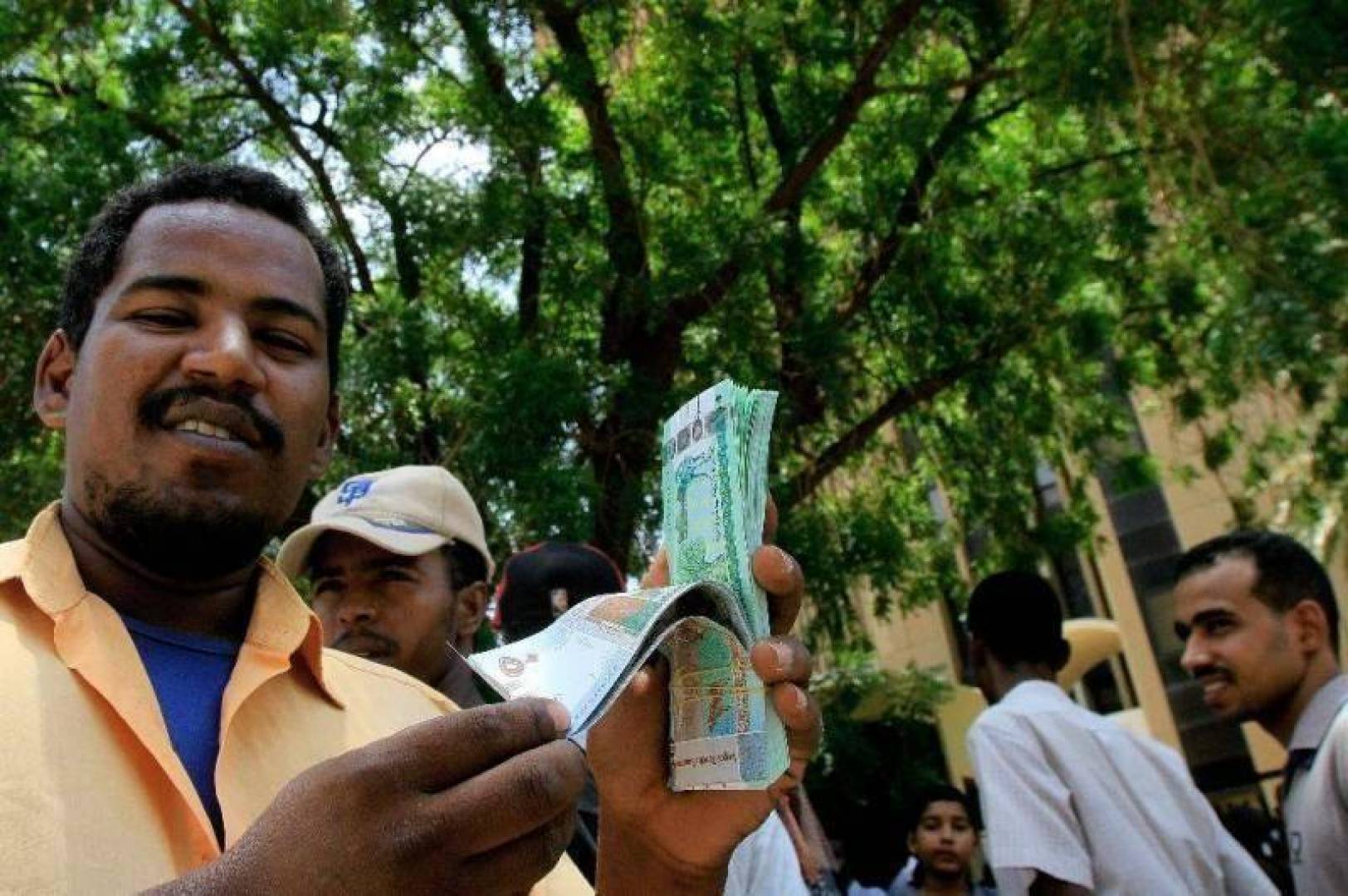 ارتفاع سعر الدولار في السودان .. بالتوازي مع استقرار العملات في السوق السوداء