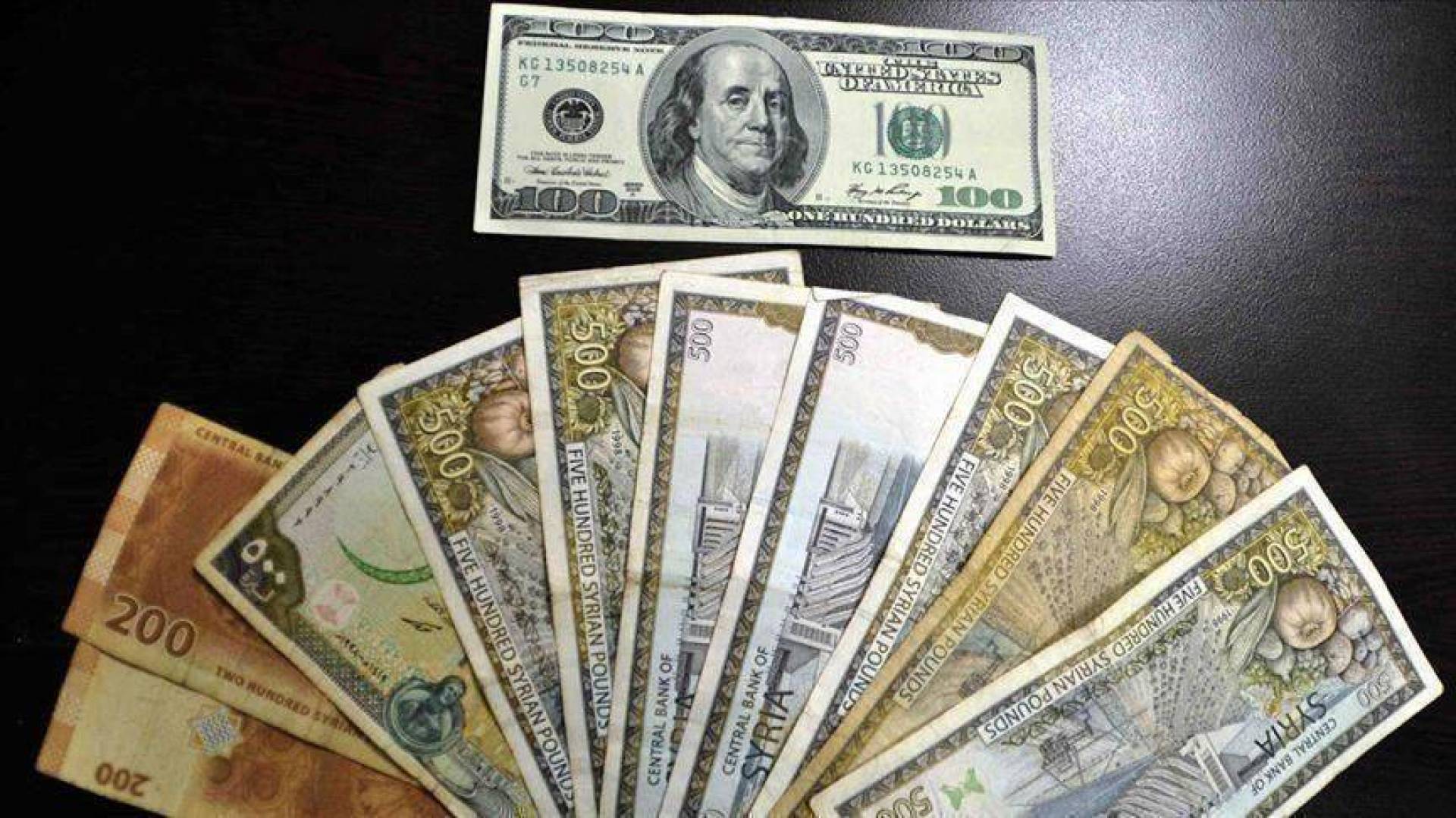 استقرار سعر الدولار في سوريا .. مقابل ارتفاع أسعار العملات في السوق السوداء