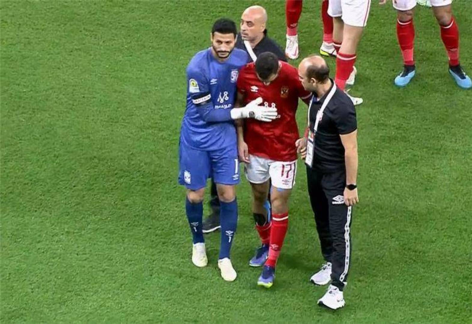 الجهاز الطبي لنادي الأهلي المصري يكشف طبيعة إصابة نجمه عمرو السولية