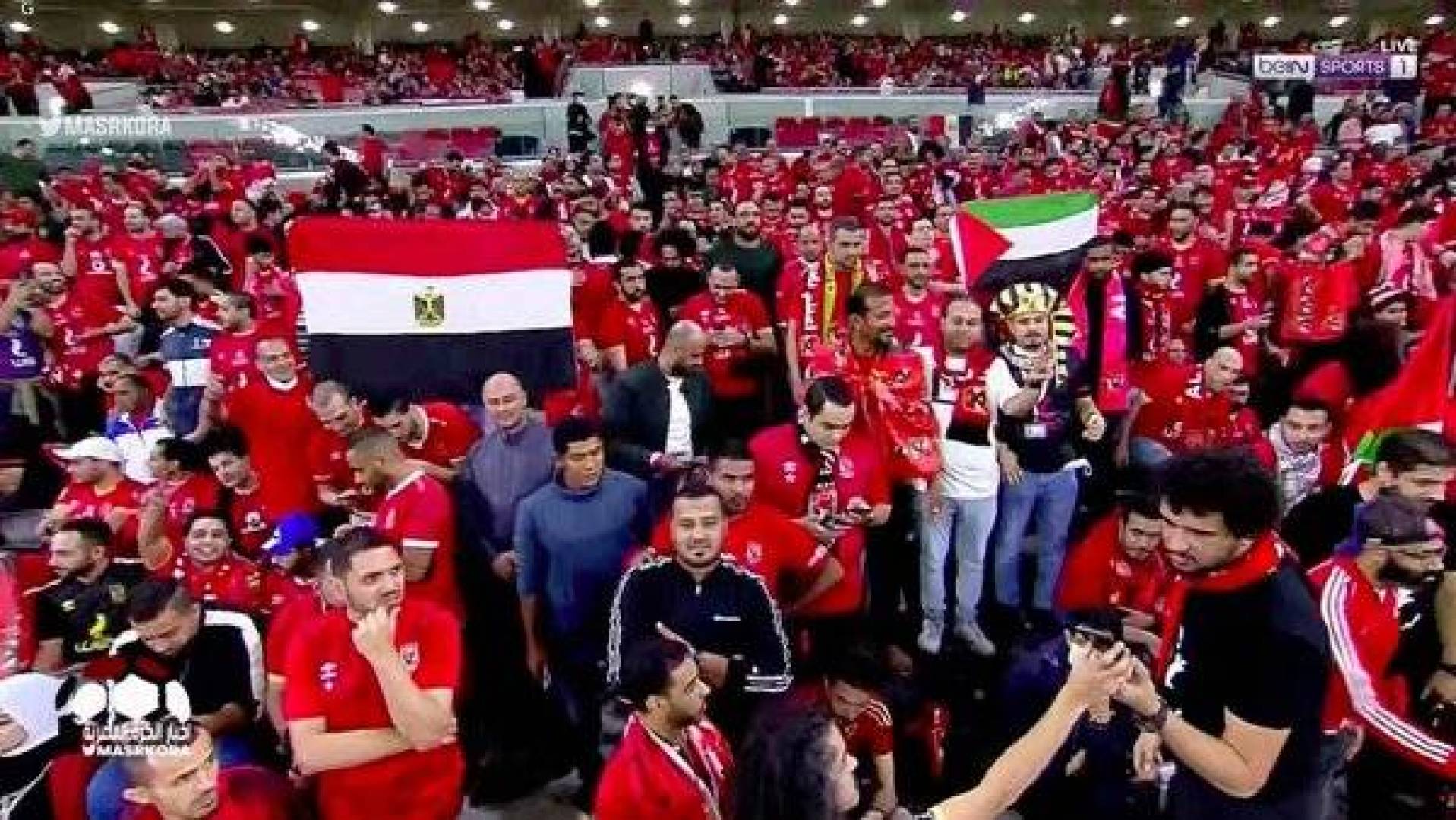 بالصور لاعبي الأهلي المصري يرفعون العلم الفلسطيني أثناء التتويج بكأس السوبر الإفريقي 