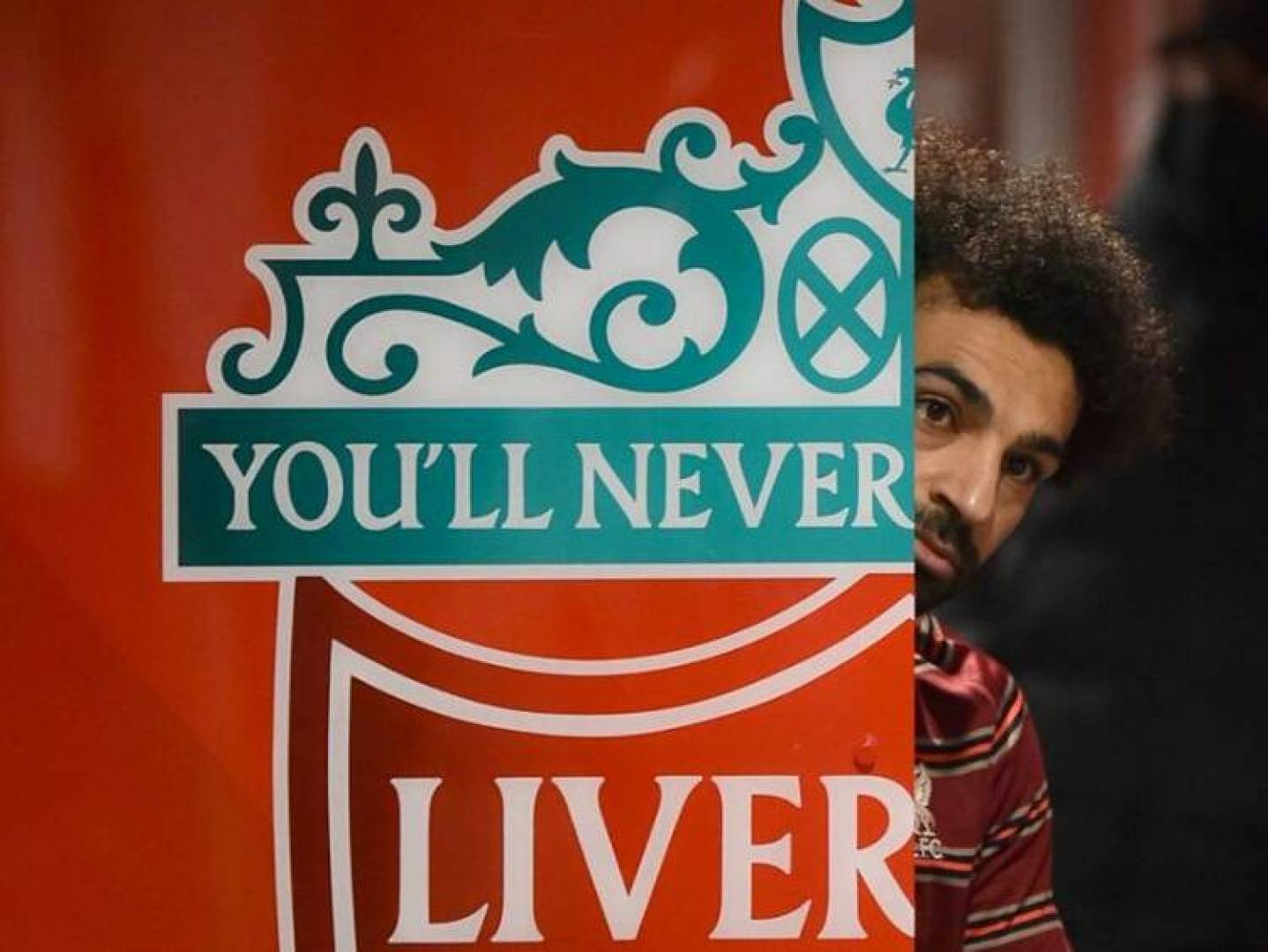 النجم المصري محمد صلاح يحتفل برقم قياسي جديد في الدوري الإنجليزي الممتاز لكرة القدم 