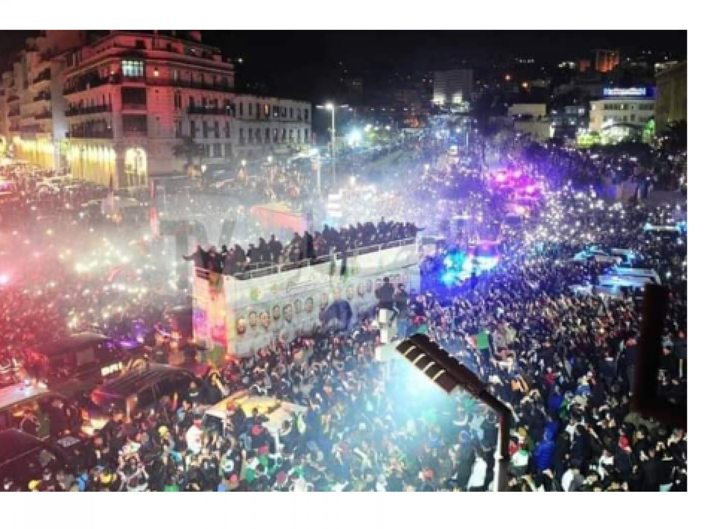 بالصور استقبال جماهيري حاشد لمنتخب الجزائر المتوج بكأس العرب