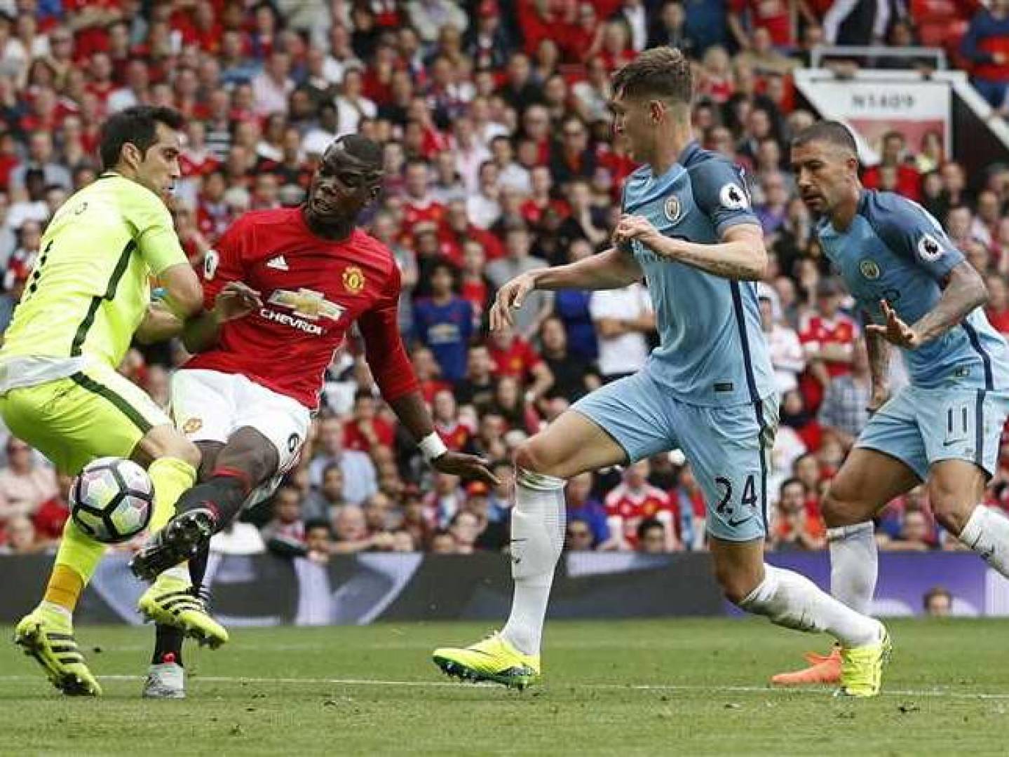 القنوات الناقلة لمباراة مانشستر يونايتد ضد بيرنلي في الدوري الإنجليزي الممتاز لكرة القدم 