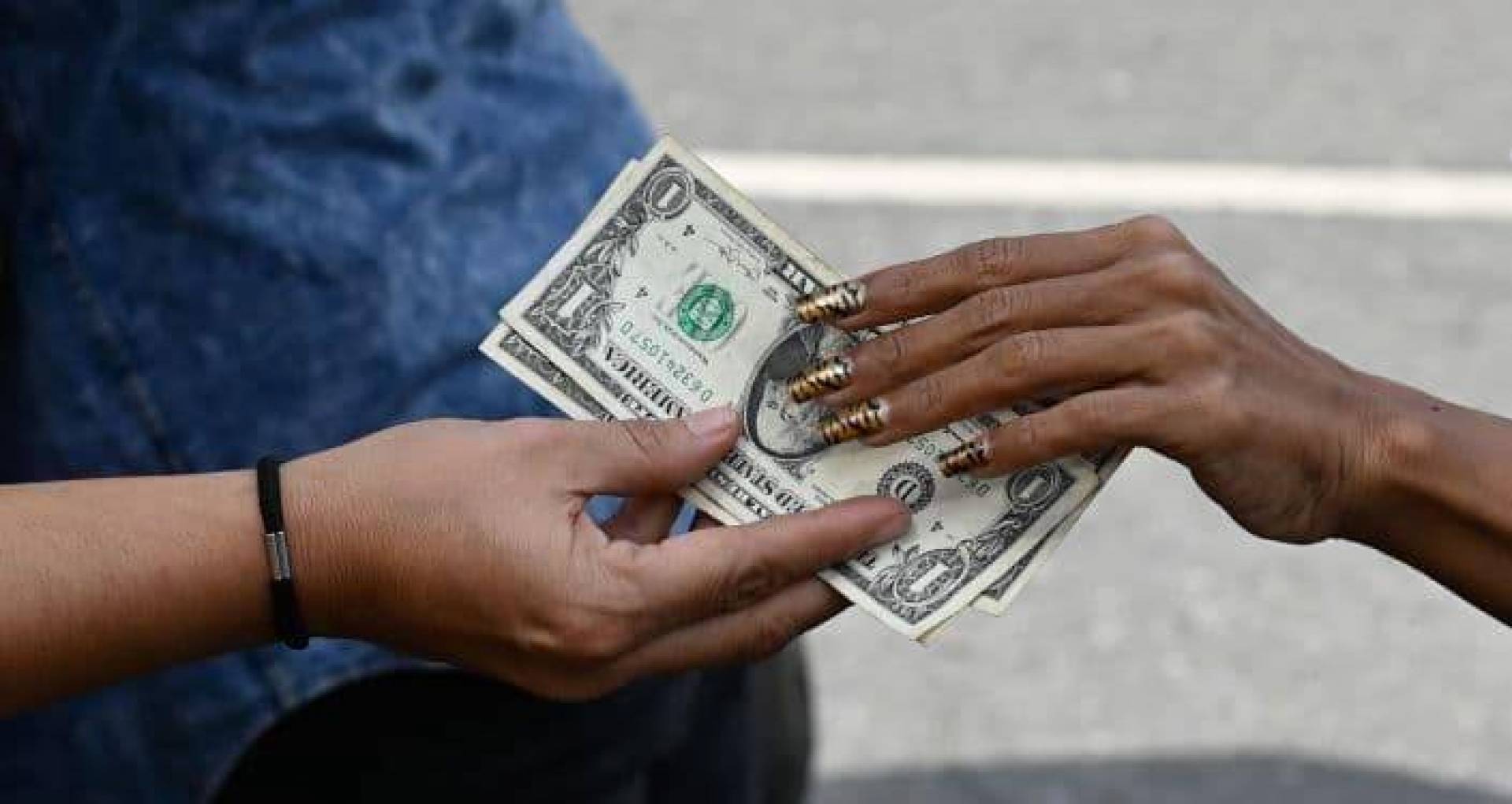 سعر الدولار في السودان مستقر بالتزامن مع خروج مظاهرات وانقطاع الأنترنت