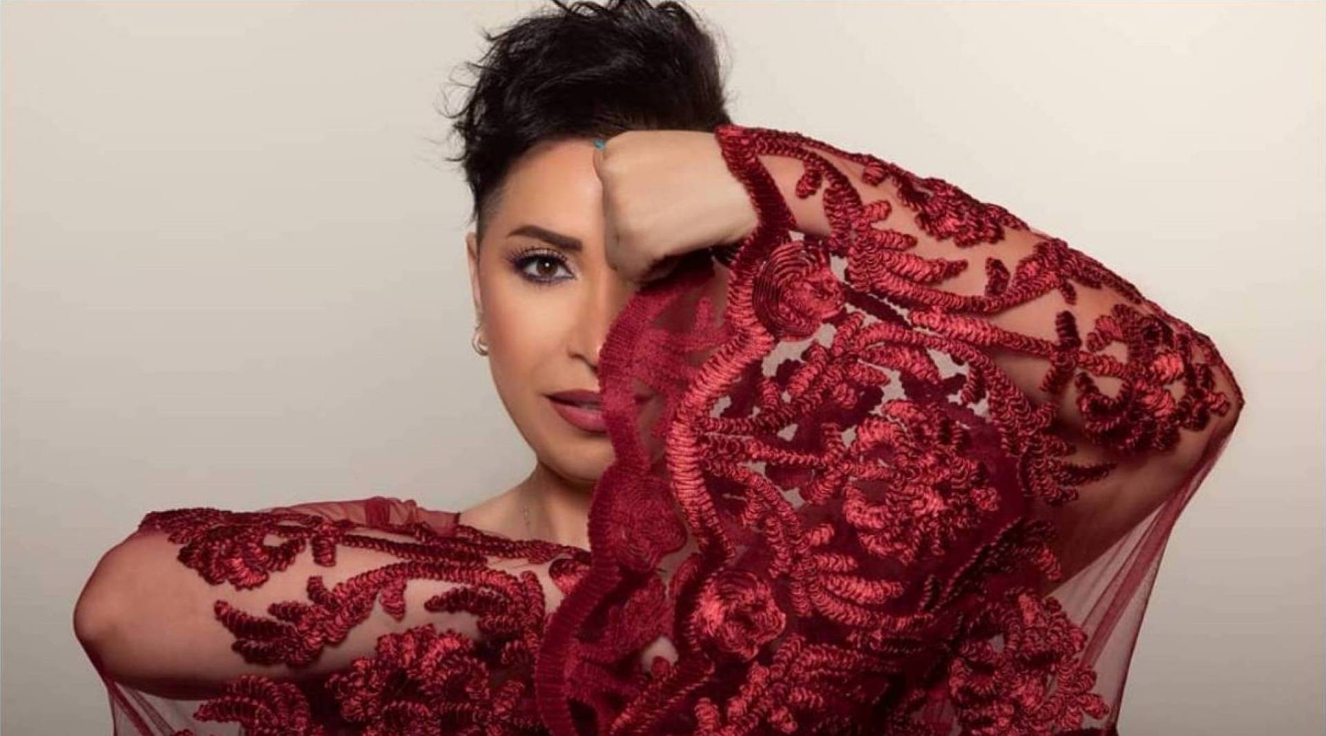 هويدا يوسف تستفز الجمهور بـ جلسة تصوير جريئة لصالح علامة المجوهرات العالمية زغيب أند كو