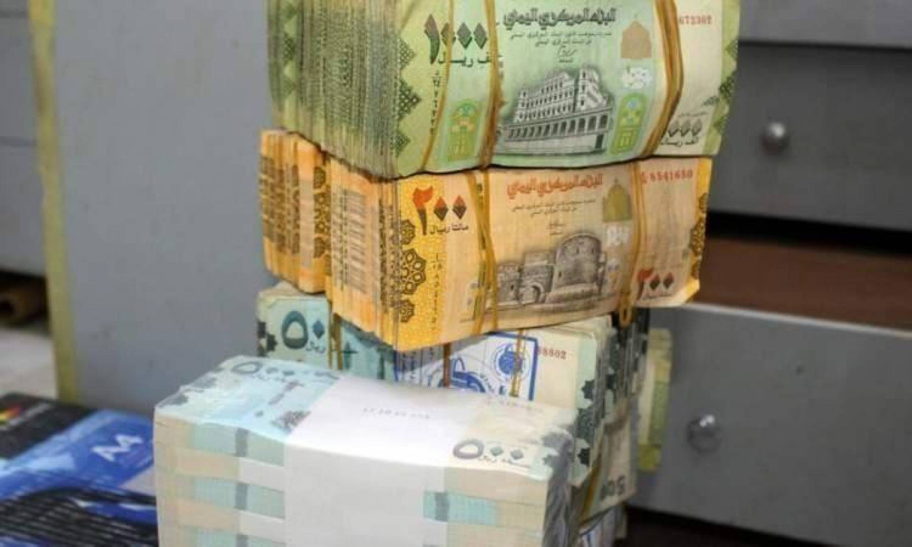 ارتفاع سعر الدولار في اليمن .. بالتزامن مع تحسن الطلب في السوق السوداء