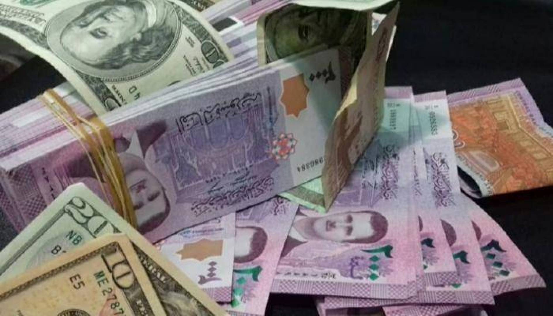 استقرار أسعار العملات في السوق السوداء .. وسعر الدولار في سوريا