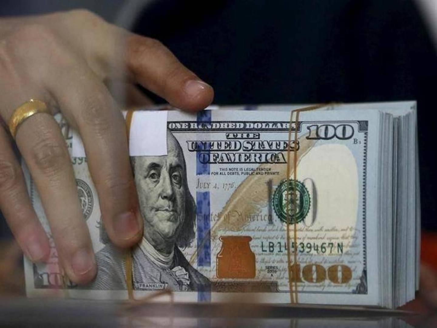 سعر الدولار في لبنان ارتفاع متصاعد .. بالتوازي مع رفع أسعار المحروقات