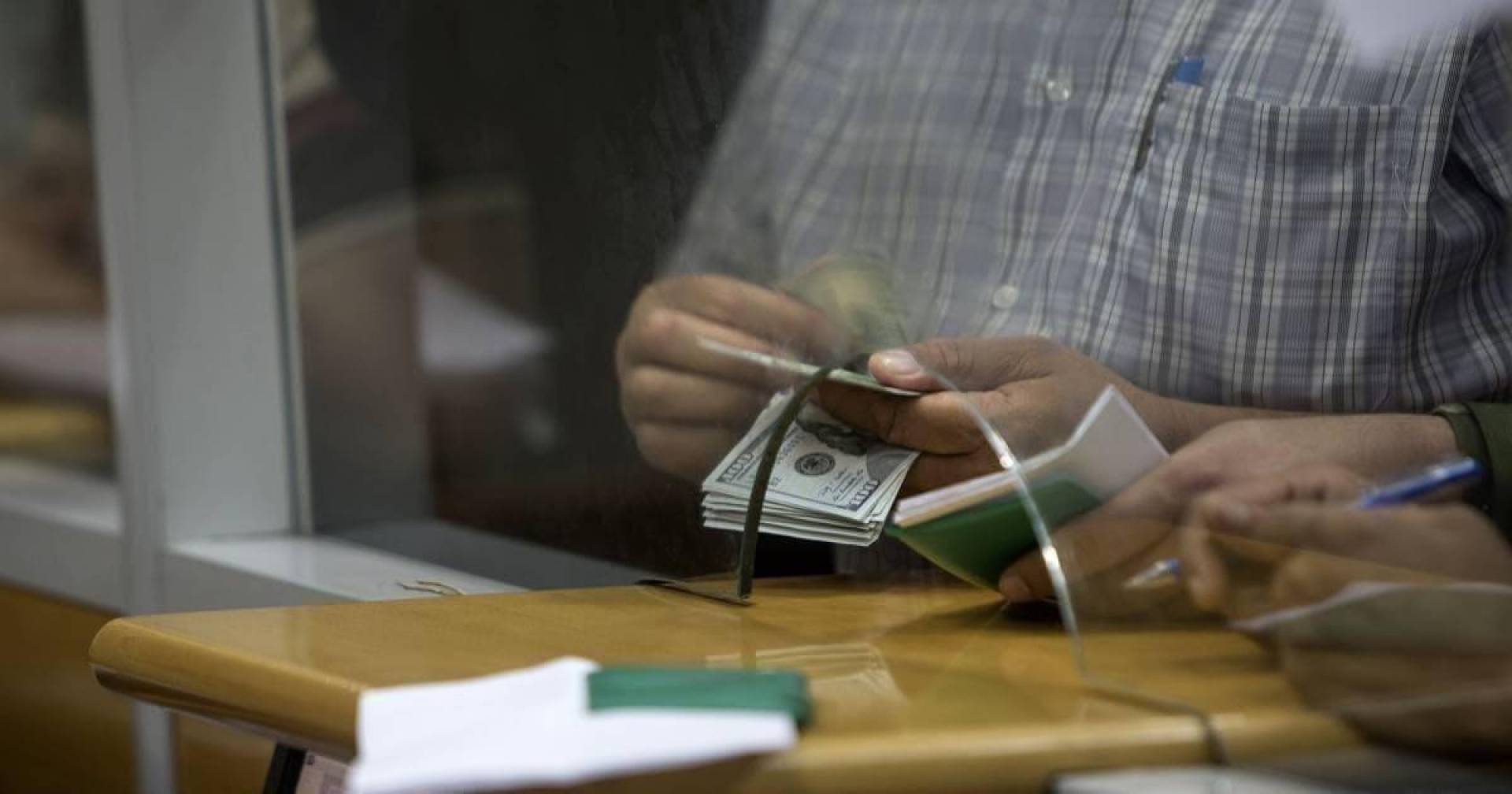 سعر الدولار في اليمن ينخفض في السوق السوداء مقابل الريال اليمني