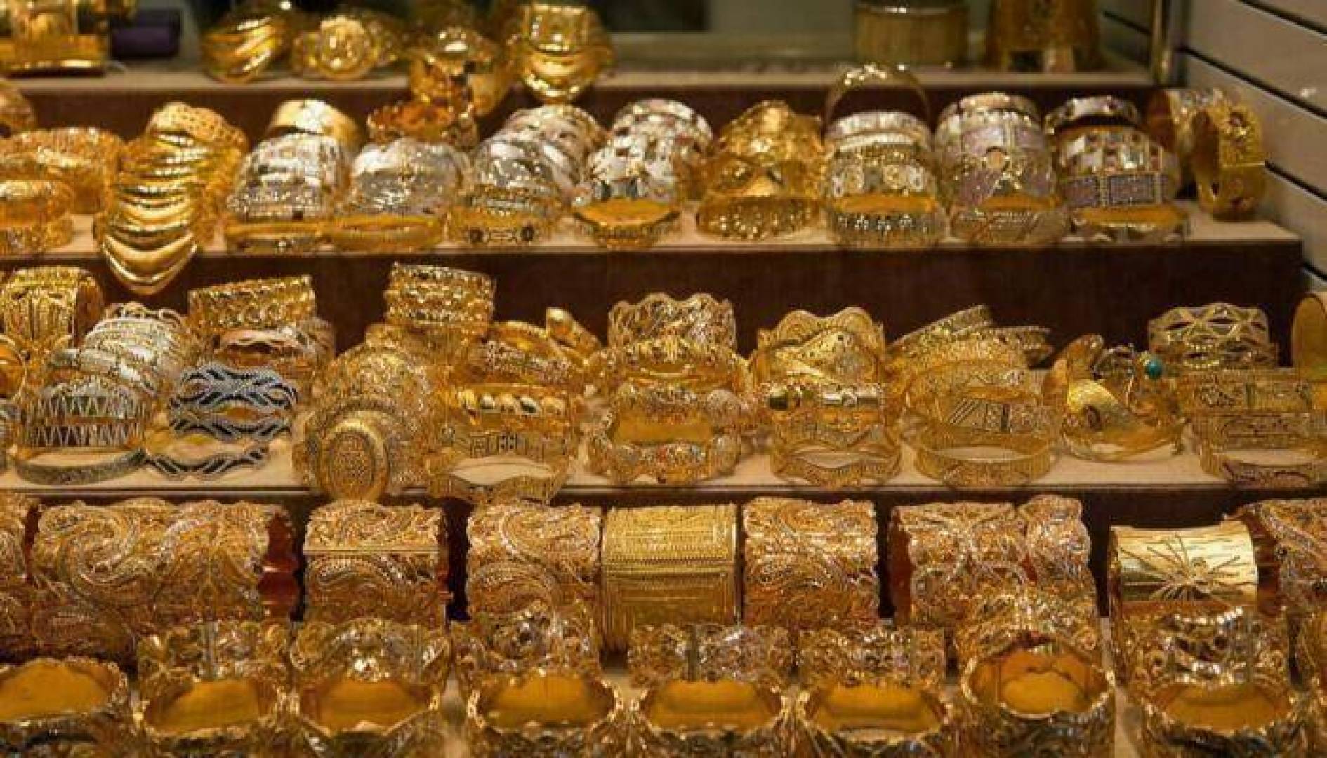 Дубай золотой. Золотой рынок Gold Souk. Дейра золотой рынок Дубай. Украшения в Дубае золотой рынок. Дубайское золото Турция.