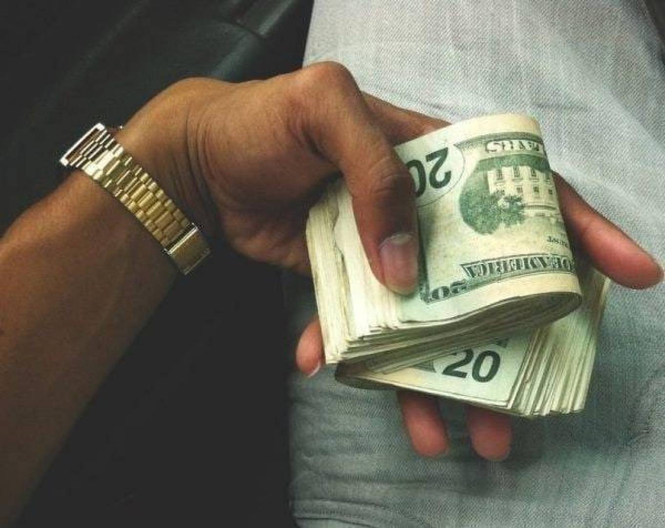 Неплохие деньги. Доллары в руках. Пачка долларов в руке. Богатые картинки на аву. Фото на аву деньги.