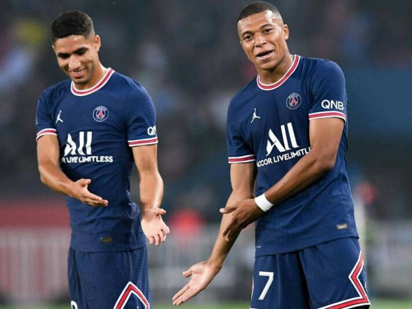 الفرنسي مبابي للنجم المغربي حكيمي بعد هدفه الأسطوري في مرمى الجابون 
