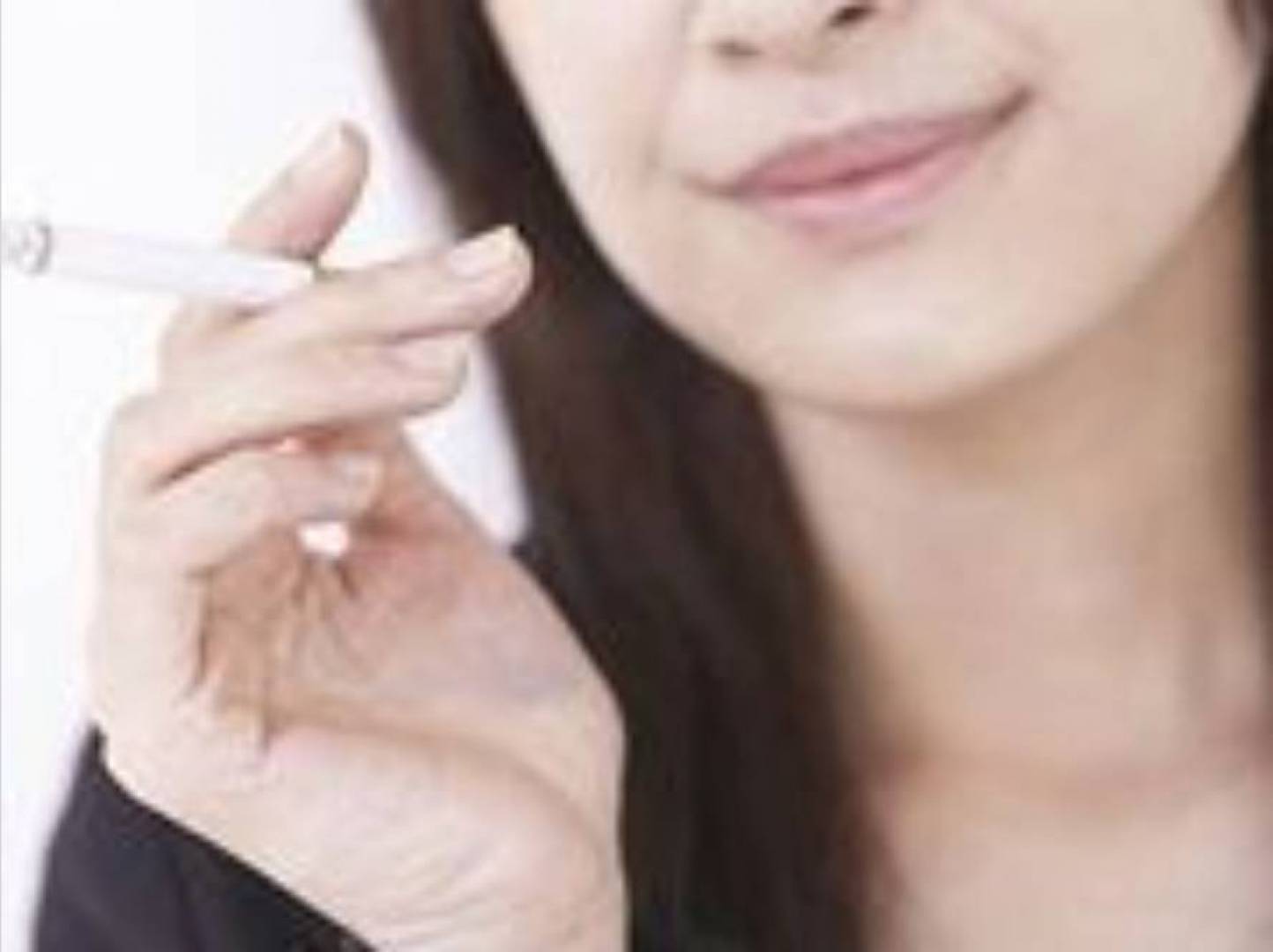 دراسة دولية تشير إلى أن النساء قد يكافحن أكثر من الرجال للإقلاع عن التدخين