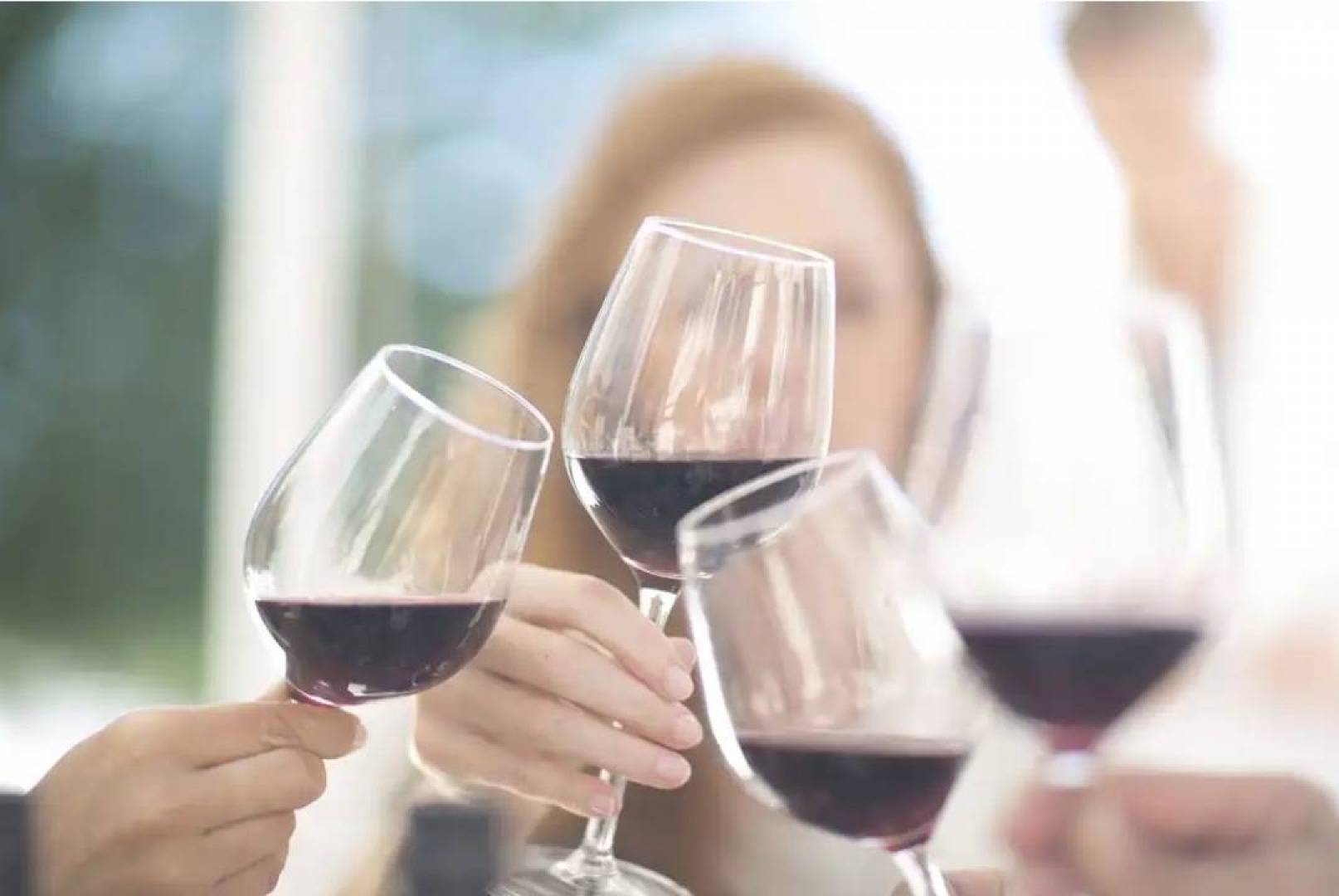 خبراء يحذرون من أن تناول كأس من النبيذ كل يوم ليس مفيداً للصحة