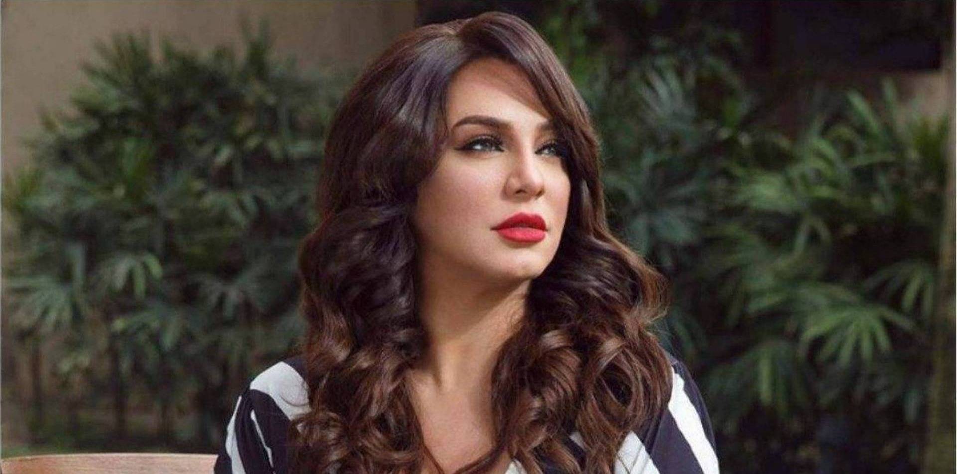سلاف فواخرجي تشكو سوء حالها بعد رحيل والدها