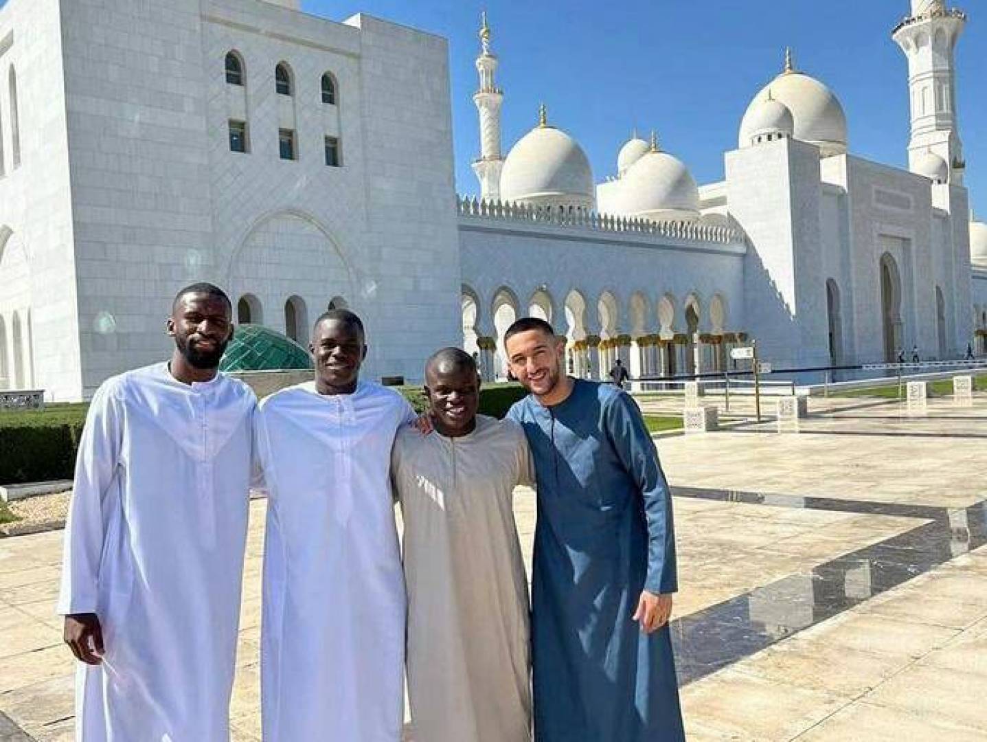 رباعي تشيلسي يؤدي صلاة الجمعة في الإمارات قبل نهائي كأس العالم للأندية