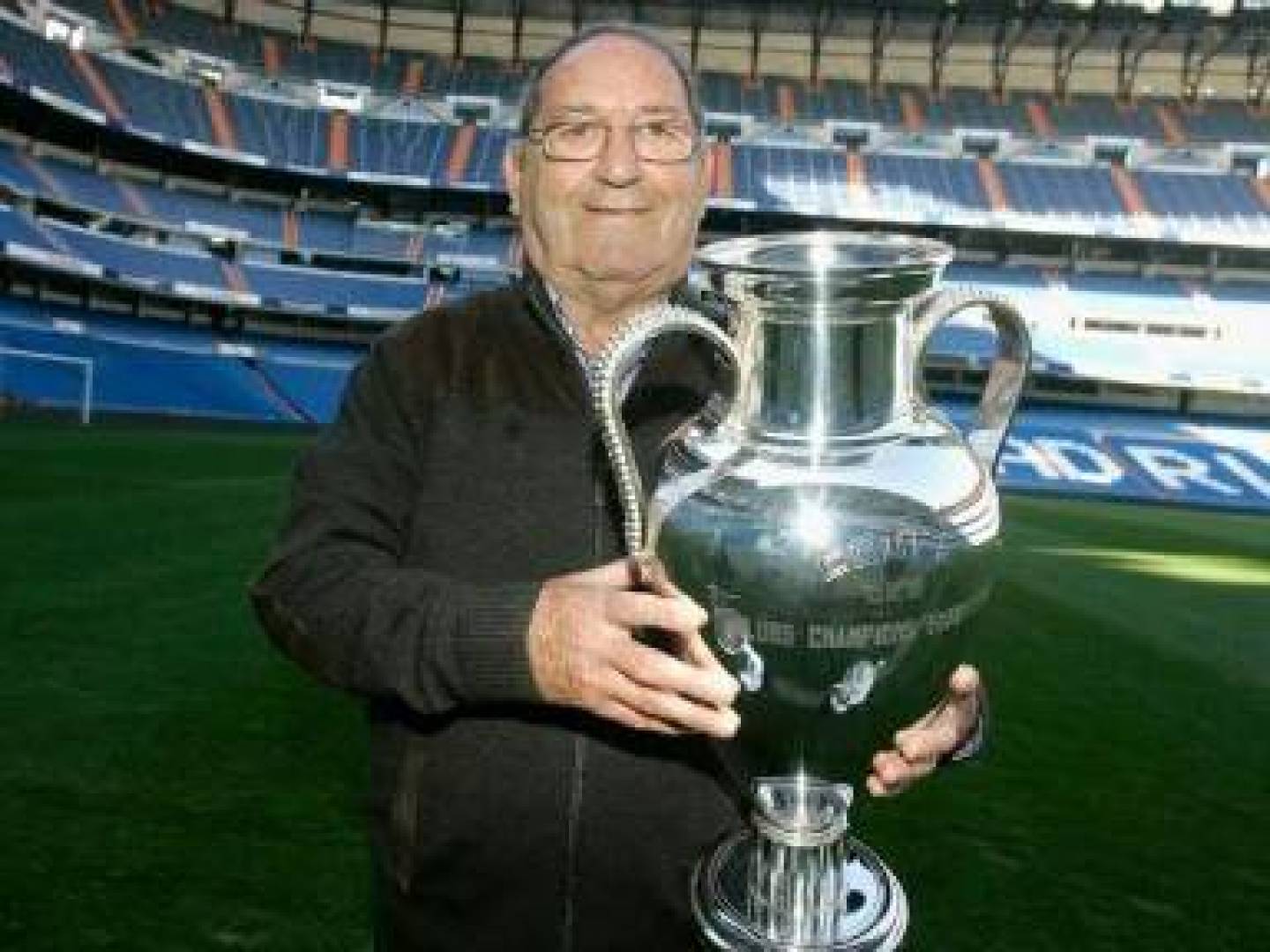 مشجعوا ريال مدريد الإسباني يودعون أسطورتهم الراحل فرانسيسكو خينتو في حفل تكريم خاص باستاد السنتياجو برنابيو .. فيديو  