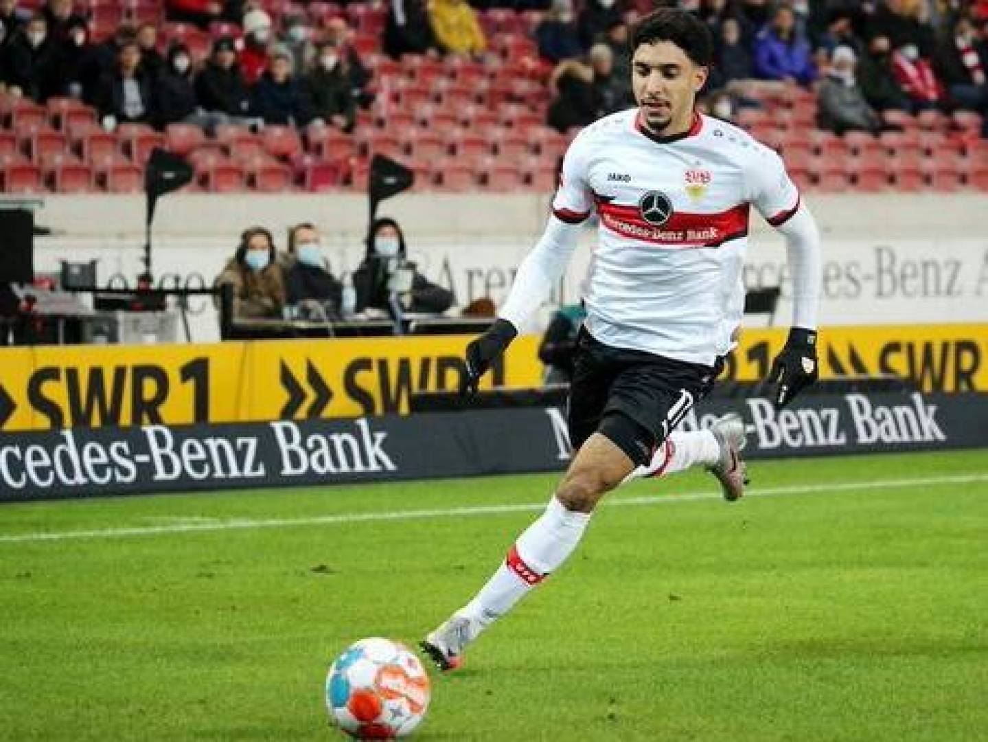إصابة لاعب شتوتجارت الألماني النجم المصري عمر مرموش بفيروس كورونا المستجد 