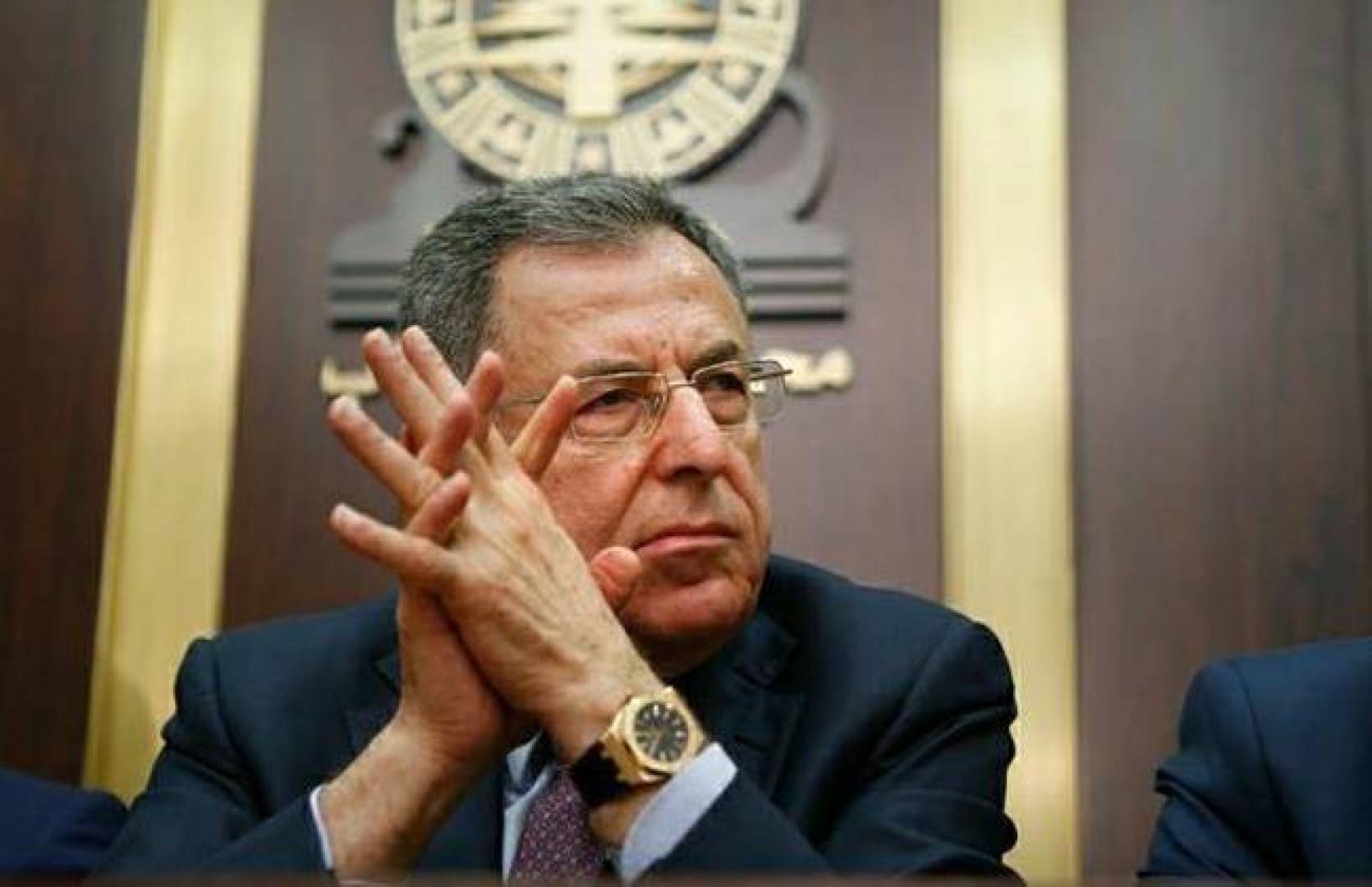 تحرك أمريكي لدعم السنيورة لجمع المستمرين في العمل السياسي لخوض الانتخابات النيابية بعد اعتزال الحريري