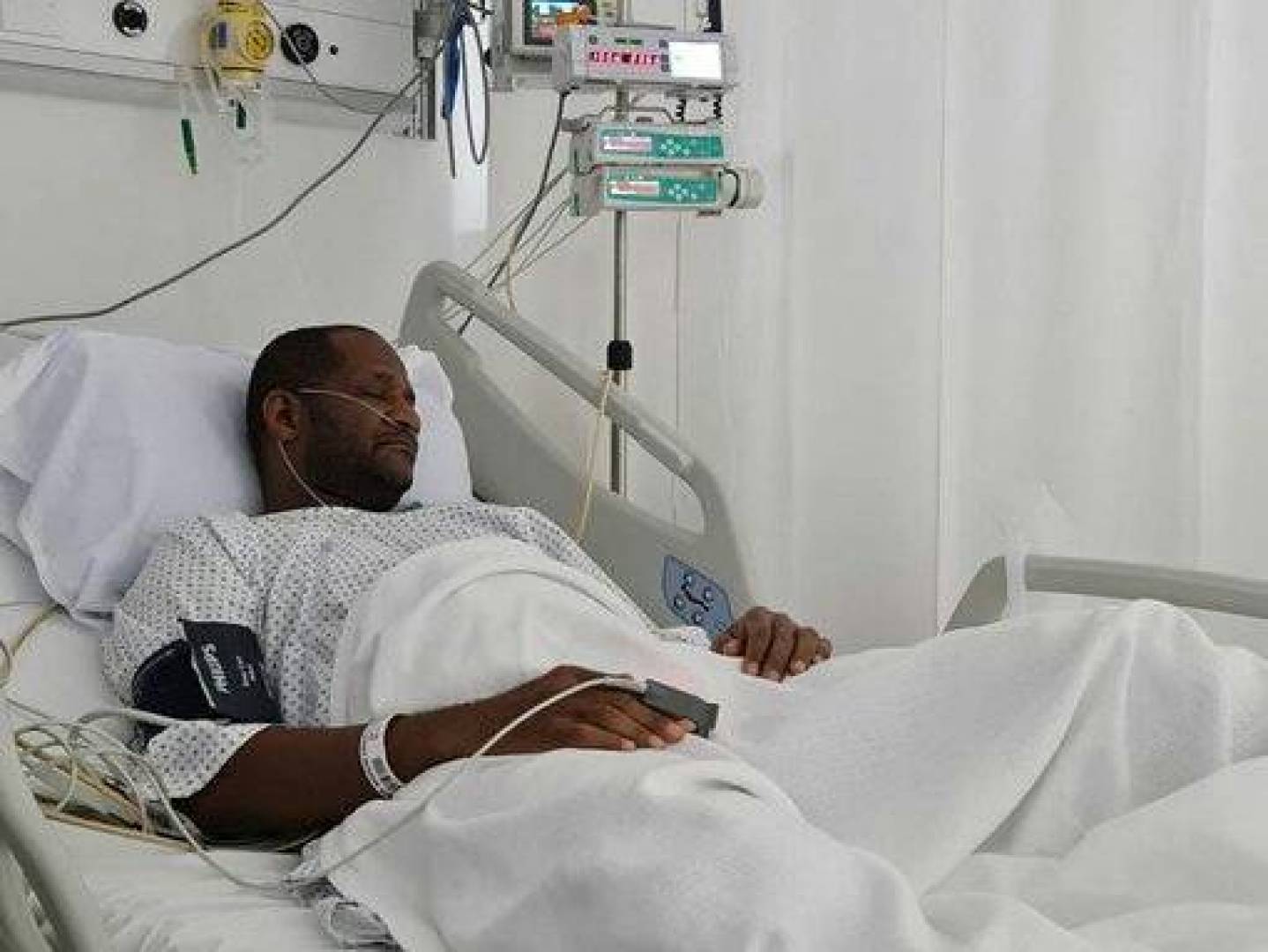 تعرض الأسطورة الإماراتية فهد خميس لوعكة صحية أدخلته المستشفى