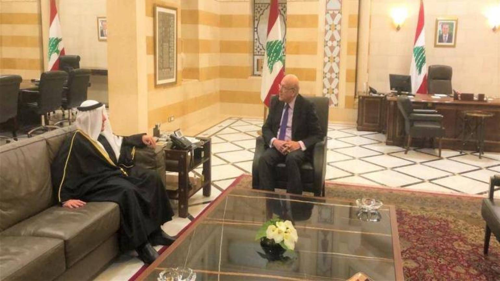 صحيفة لبنانية: الرئيس ميقاتي يقترح آلية للرد على الرسالة الخليجية والرئيس عون يؤيد